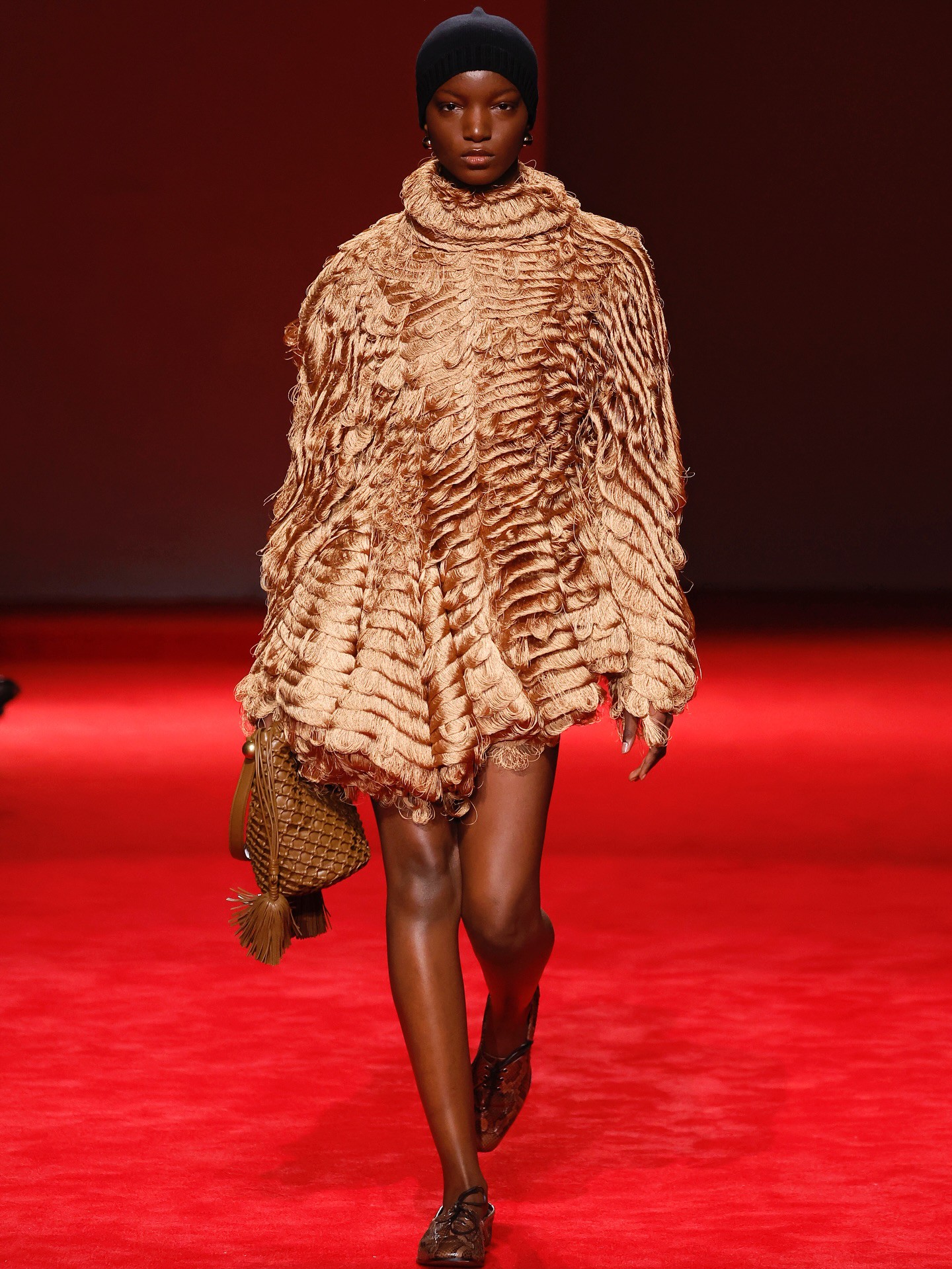 Hinh anh Bottega Vaneta Fall Winter 2026: Thảm đỏ của cấu trúc và chất liệu 12