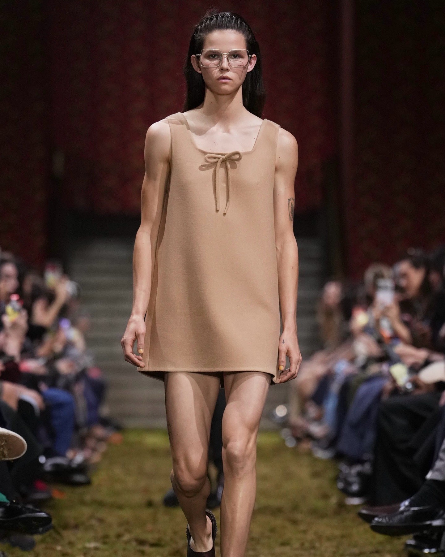 Hinh anh Miu Miu hồi sinh xu hướng băng đô Y2K hậu Paris Fashion Week 2026 14