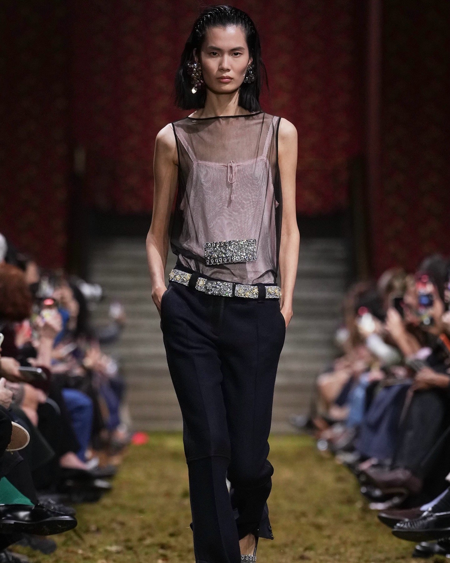 Hinh anh Miu Miu hồi sinh xu hướng băng đô Y2K hậu Paris Fashion Week 2026 17