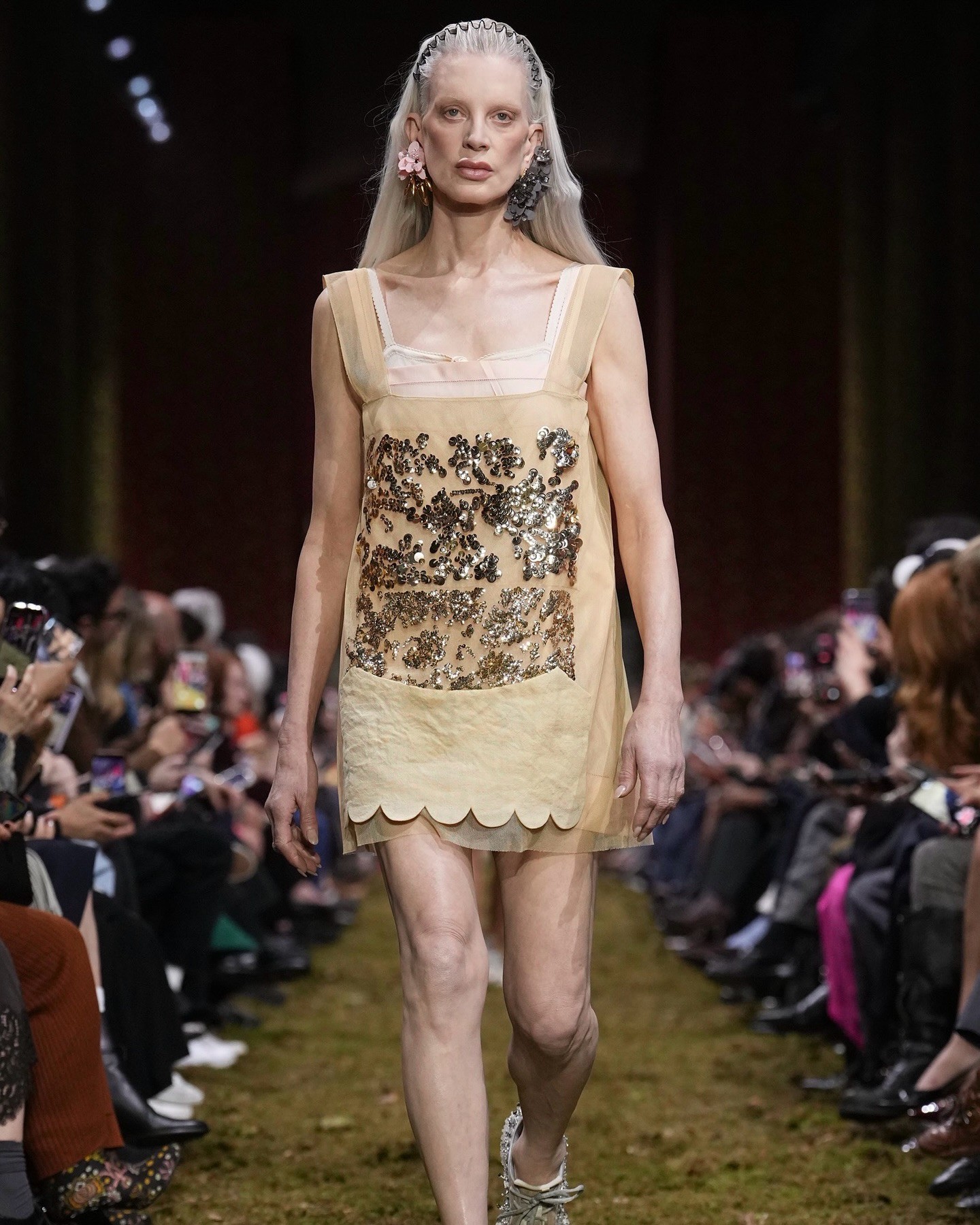 Hinh anh Miu Miu hồi sinh xu hướng băng đô Y2K hậu Paris Fashion Week 2026 13