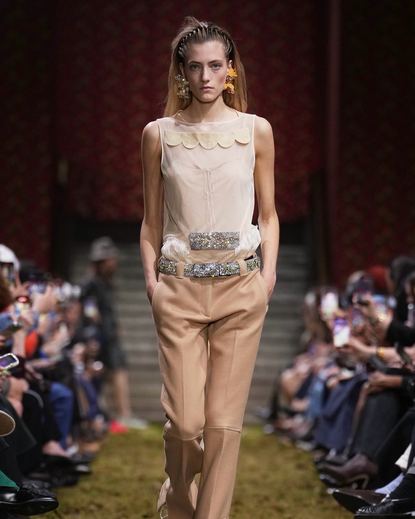 Hinh anh Miu Miu hồi sinh xu hướng băng đô Y2K hậu Paris Fashion Week 2026 18