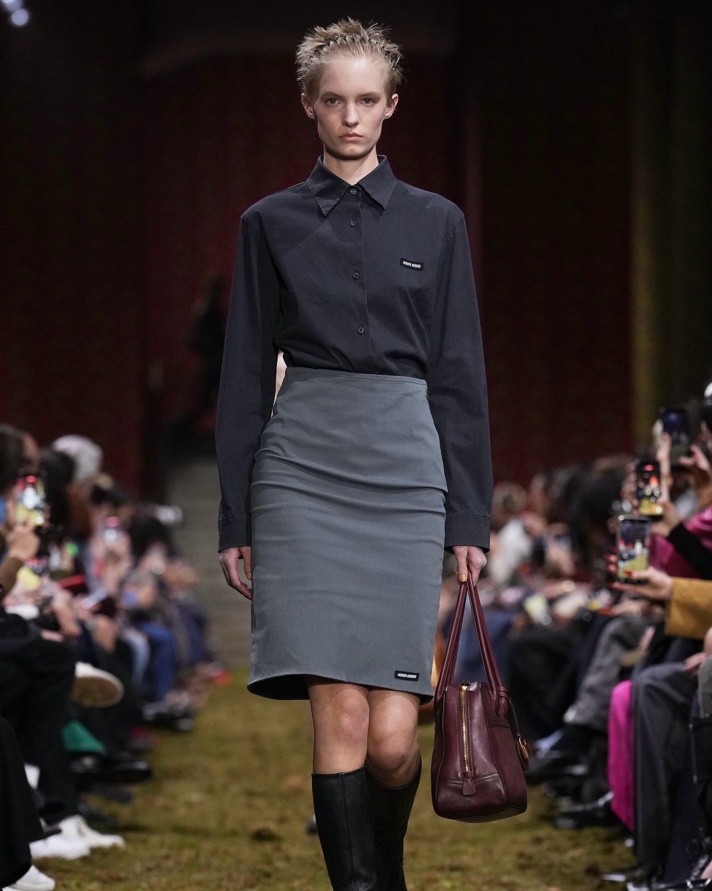 Hinh anh Miu Miu hồi sinh xu hướng băng đô Y2K hậu Paris Fashion Week 2026 19