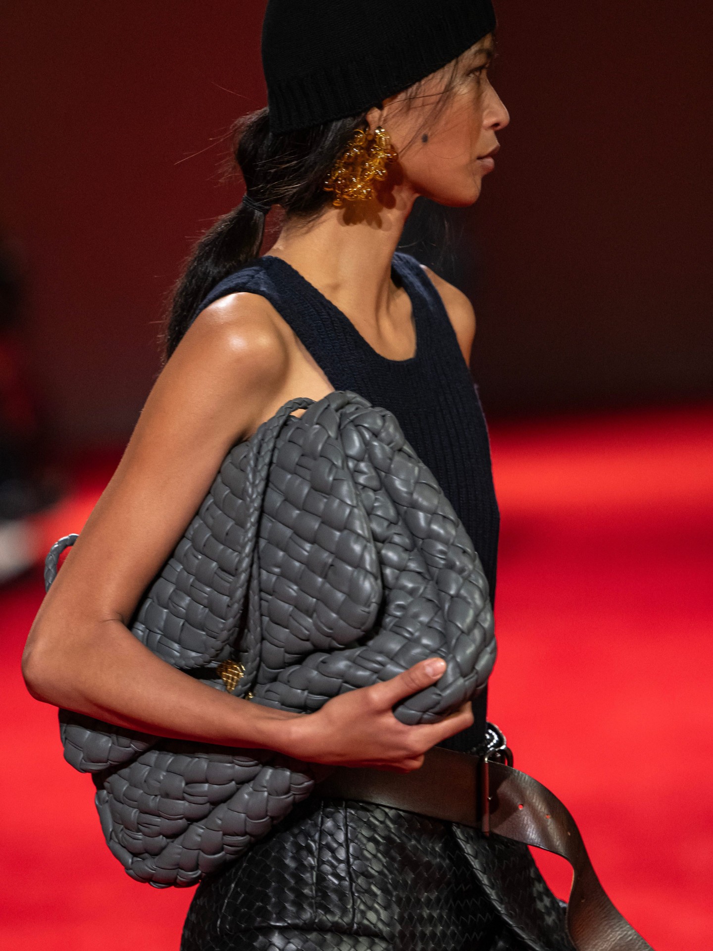 Hinh anh Bottega Vaneta Fall Winter 2026: Thảm đỏ của cấu trúc và chất liệu 22