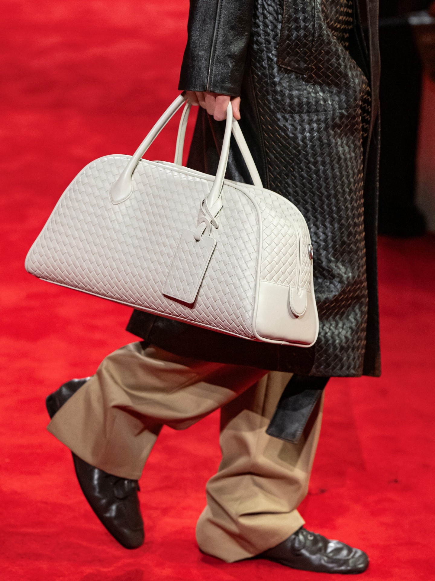 Hinh anh Bottega Vaneta Fall Winter 2026: Thảm đỏ của cấu trúc và chất liệu 21