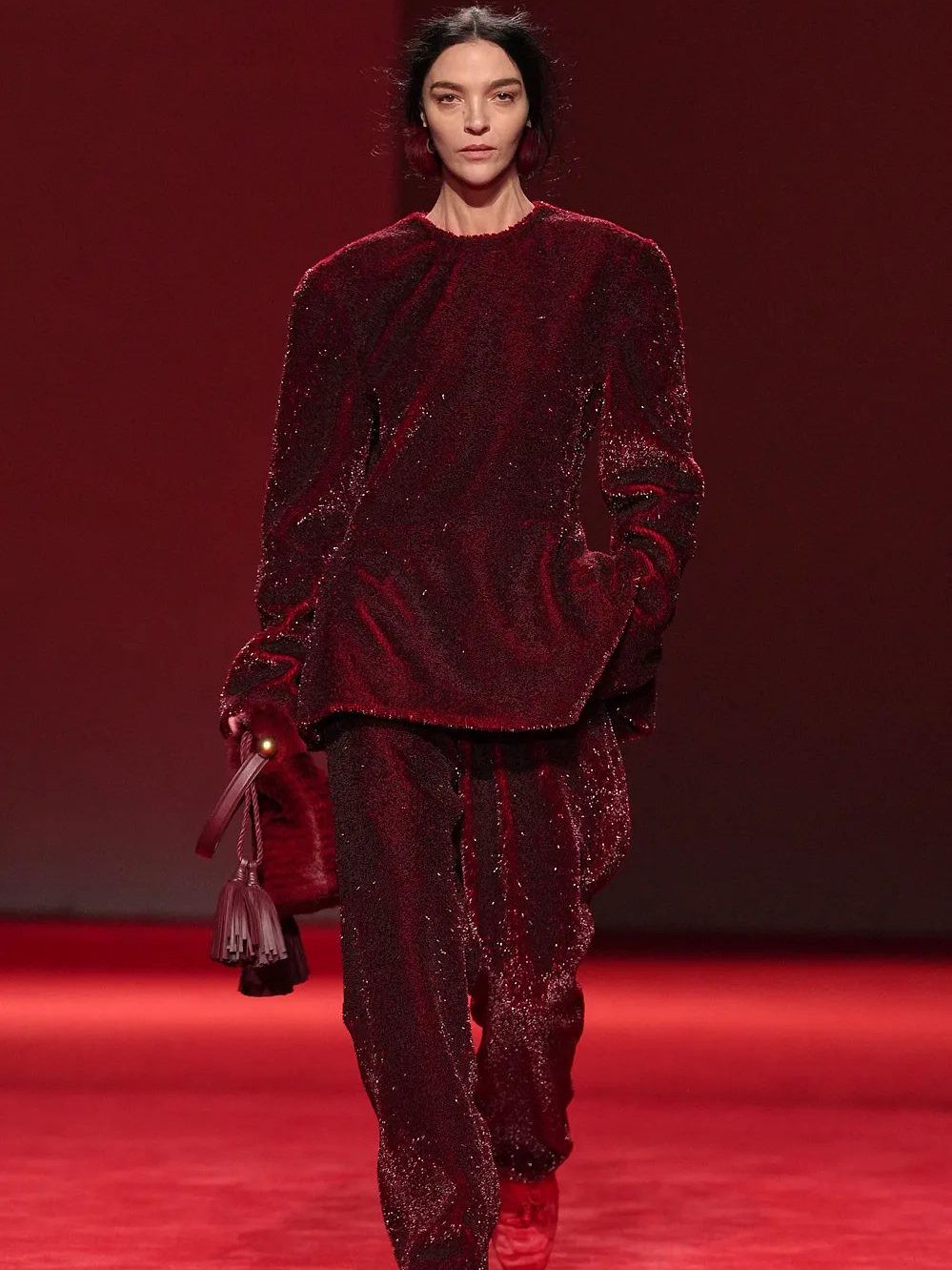 Hinh anh Bottega Vaneta Fall Winter 2026: Thảm đỏ của cấu trúc và chất liệu 3