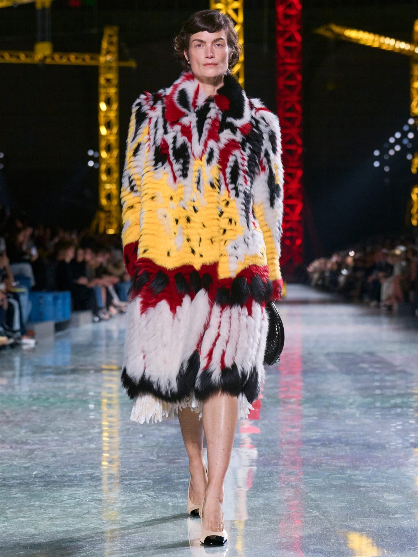 Hinh anh Trong căn hộ của bà có một lớp vải gauze phủ lên tường và được sơn màu vàng. Với tôi, đó là định nghĩa rõ ràng nhất về CHANEL. Bà lấy một thứ rất giản dị rồi thêm vào đó một giá trị mới. Bà lấy trang phục của tầng lớp lao động và chuyển hóa chúng thành sự sang trọng - Matthieu Blazy chia sẻ.&nbsp; 6