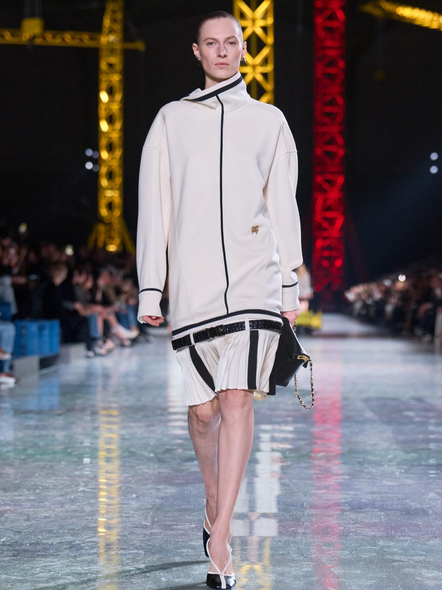 Hinh anh CHANEL Thu Đông 2026: "Thời trang vừa là sâu bướm vừa là bướm. Ban ngày là sâu bướm, ban đêm là cánh bướm" 9