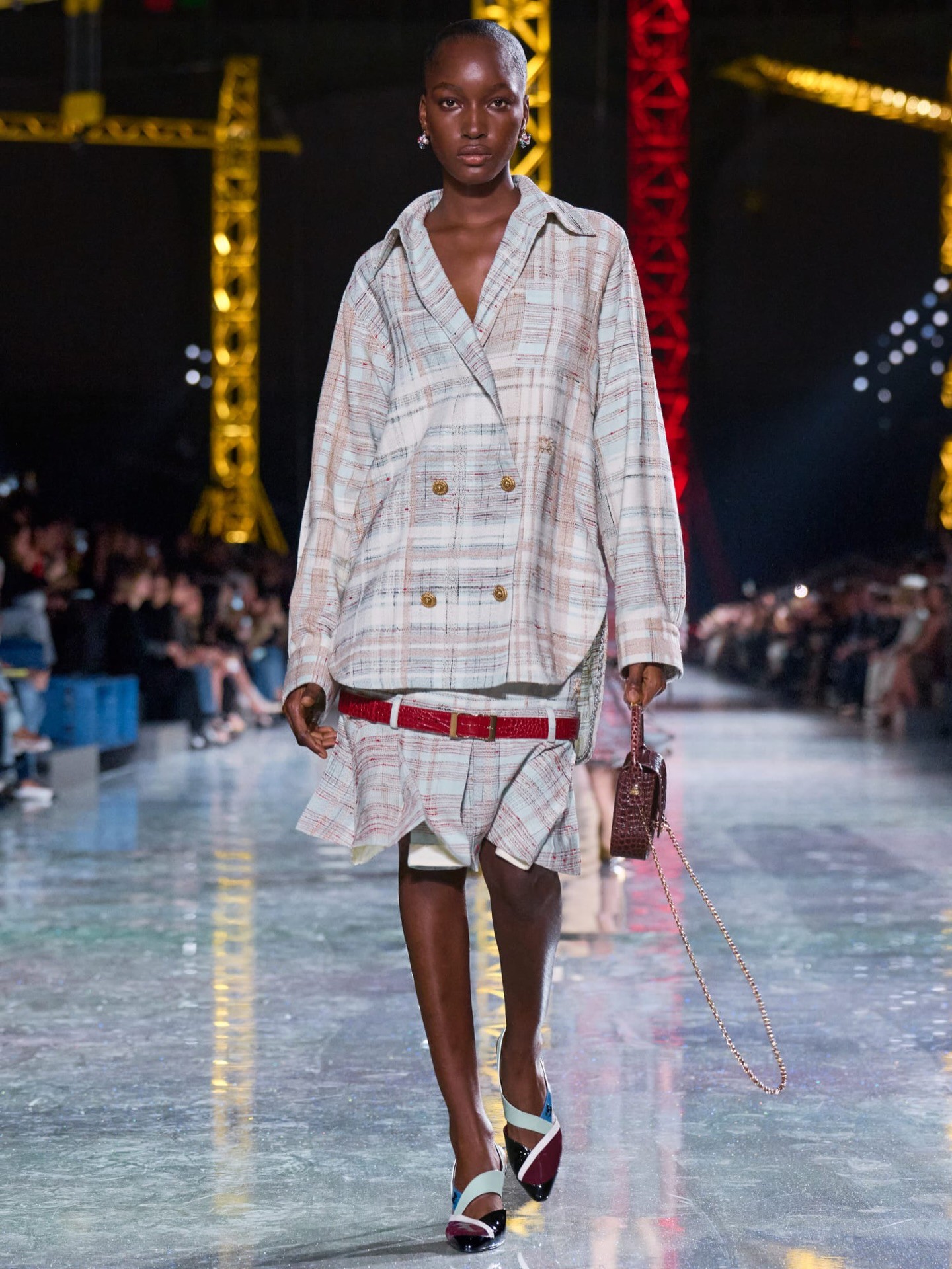 Hinh anh CHANEL Thu Đông 2026: "Thời trang vừa là sâu bướm vừa là bướm. Ban ngày là sâu bướm, ban đêm là cánh bướm" 10