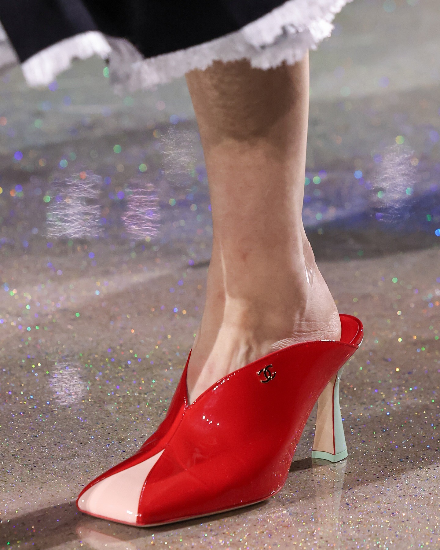 Hinh anh Trong căn hộ của bà có một lớp vải gauze phủ lên tường và được sơn màu vàng. Với tôi, đó là định nghĩa rõ ràng nhất về CHANEL. Bà lấy một thứ rất giản dị rồi thêm vào đó một giá trị mới. Bà lấy trang phục của tầng lớp lao động và chuyển hóa chúng thành sự sang trọng - Matthieu Blazy chia sẻ.&nbsp; 14