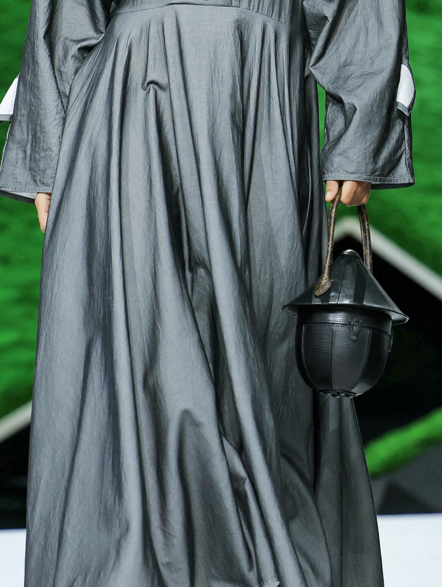 Hinh anh Louis Vuitton Thu Đông 2026: Hành trình thời trang giữa thiên nhiên siêu thực 16