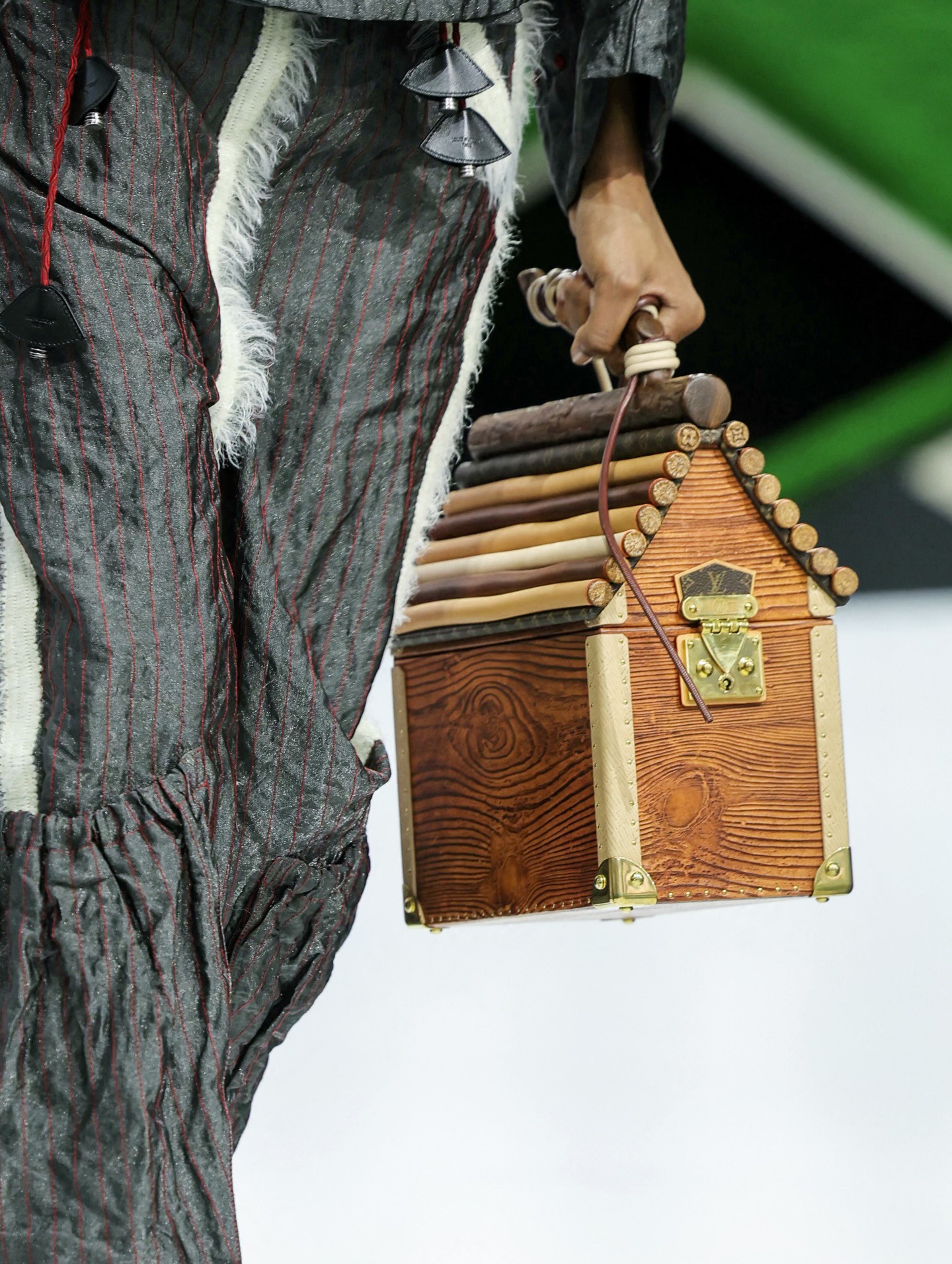 Hinh anh Louis Vuitton Thu Đông 2026: Hành trình thời trang giữa thiên nhiên siêu thực 15