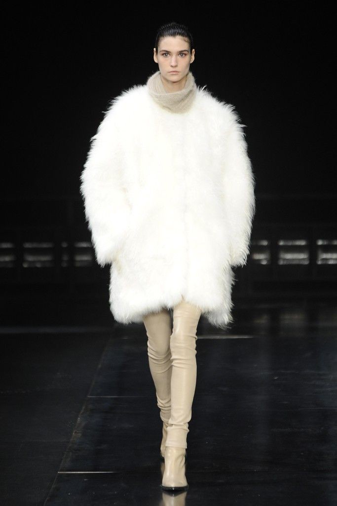 Hinh anh Miu Miu hồi sinh xu hướng băng đô Y2K hậu Paris Fashion Week 2026 5