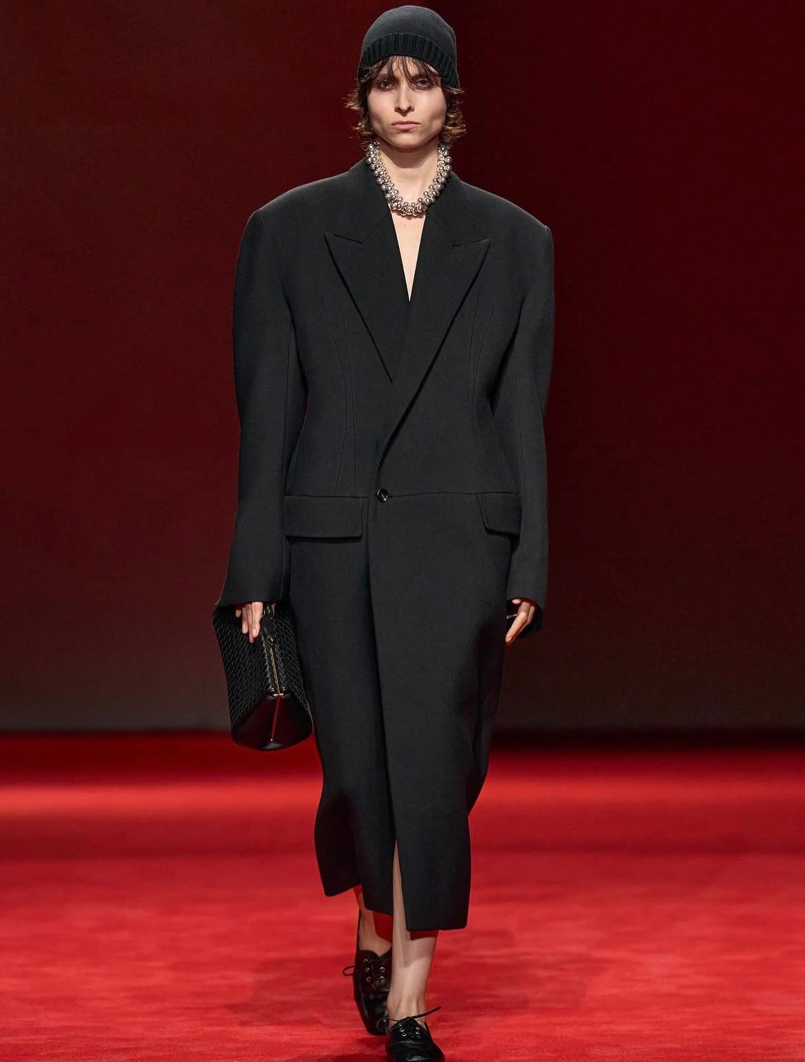 Hinh anh Bottega Vaneta Fall Winter 2026: Thảm đỏ của cấu trúc và chất liệu 10