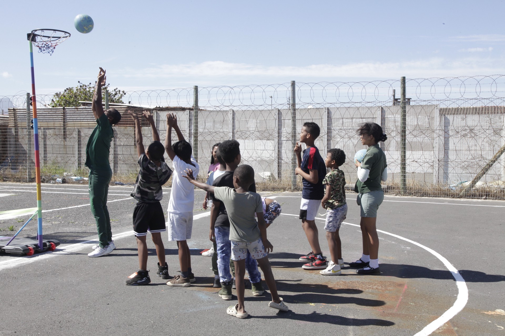 Hinh anh Charlize Theron và hành trình hướng về phụ nữ Nam Phi 4