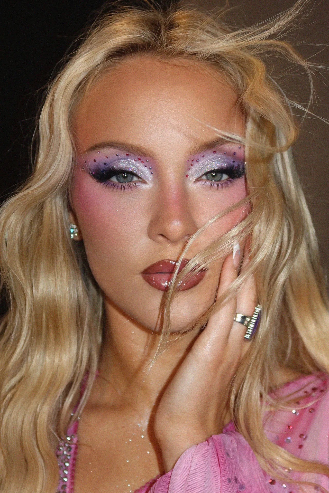 Hinh anh Zara Larsson và sự trở lại của lối trang điểm tối đa 3