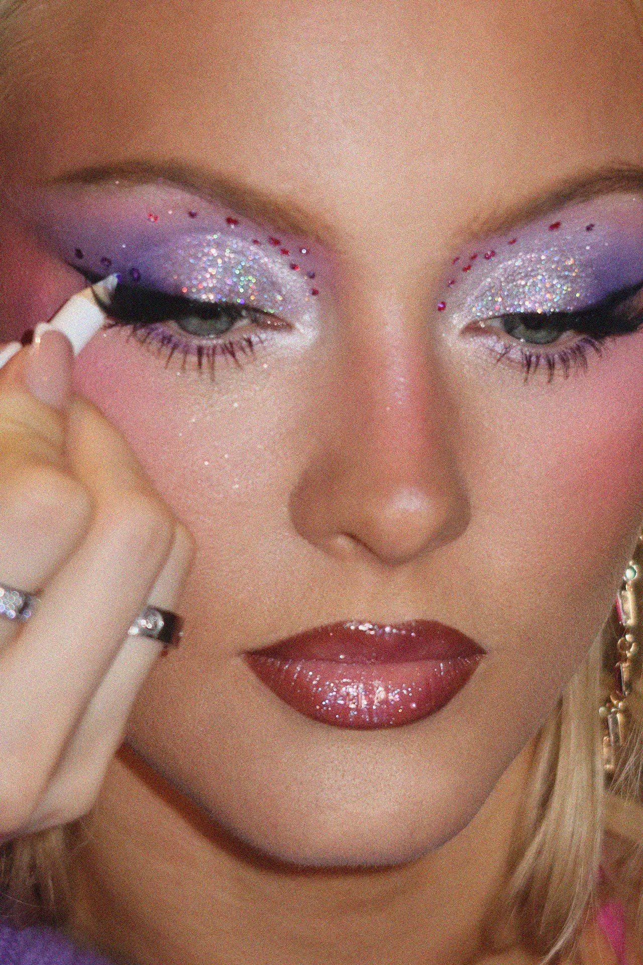 Hinh anh Zara Larsson và sự trở lại của lối trang điểm tối đa 7