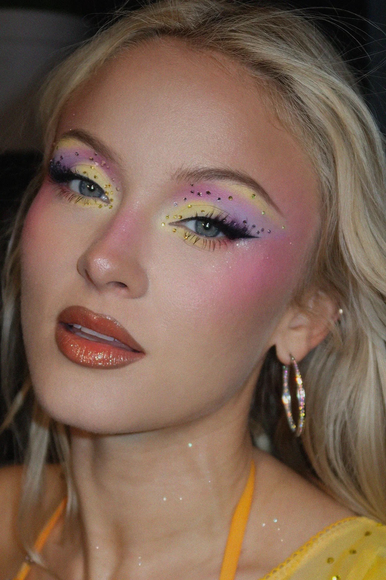 Hinh anh Zara Larsson và sự trở lại của lối trang điểm tối đa 8