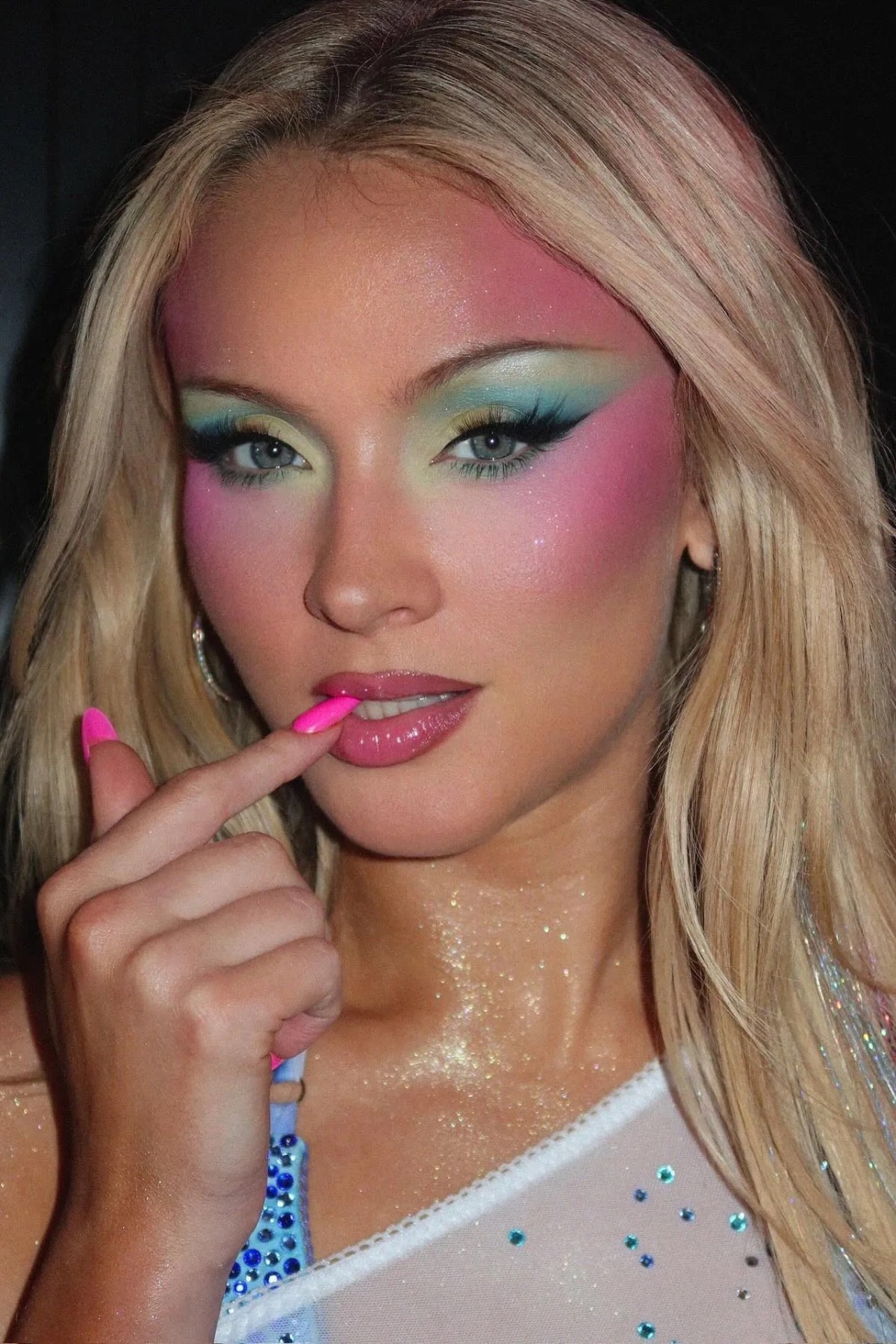 Hinh anh Zara Larsson và sự trở lại của lối trang điểm tối đa 6