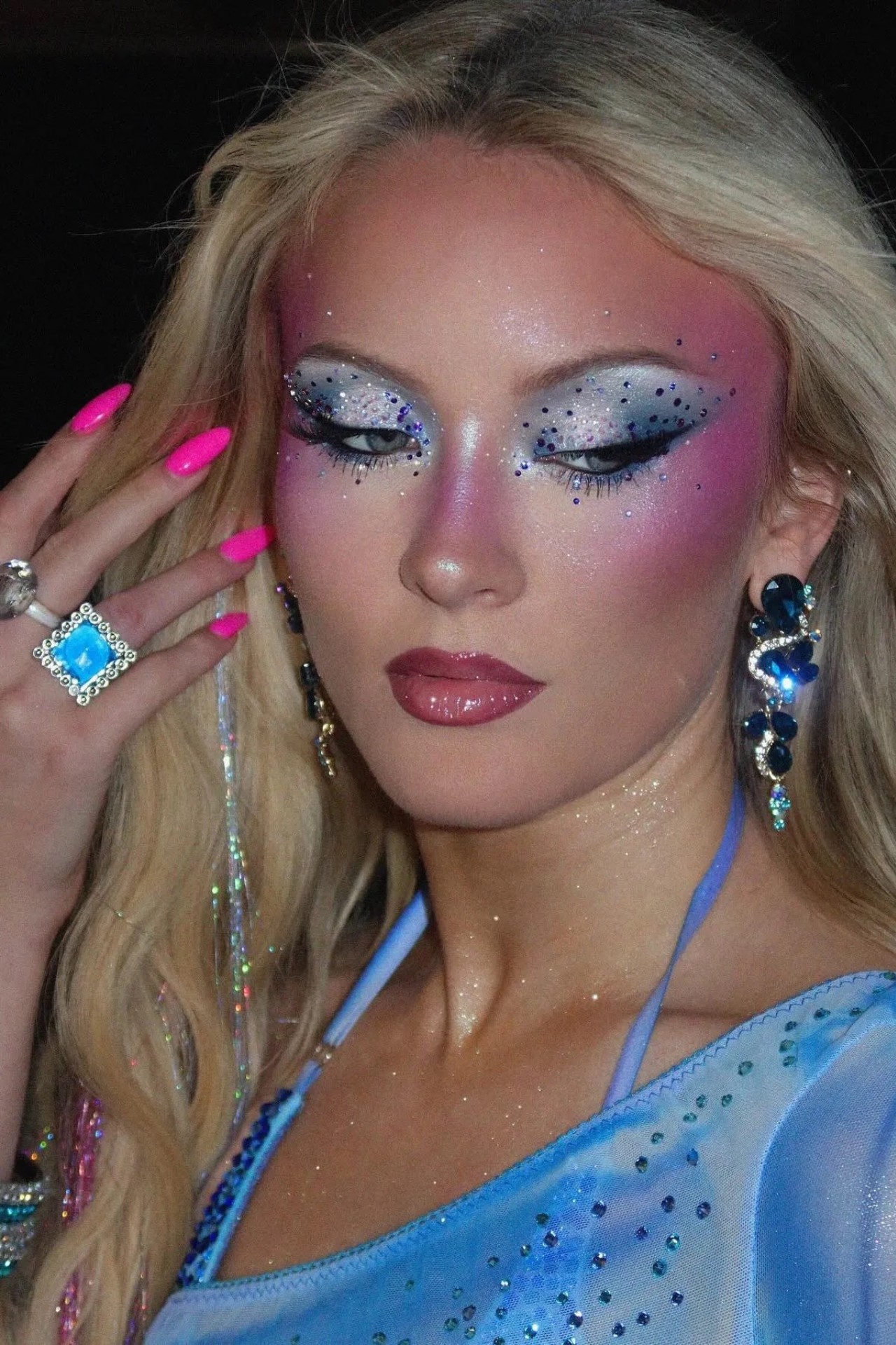 Hinh anh Zara Larsson và sự trở lại của lối trang điểm tối đa 5