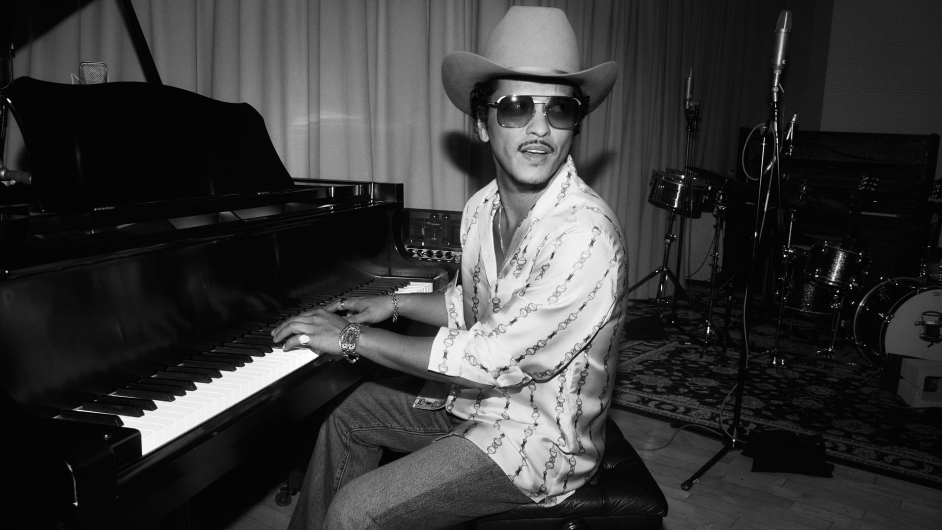 “The Romantic” của Bruno Mars: Hoài niệm, nguồn cội mở lối vườn yêu