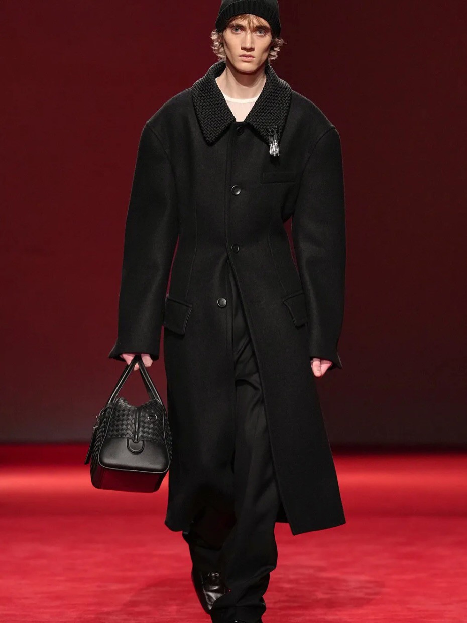 Hinh anh Bottega Vaneta Fall Winter 2026: Thảm đỏ của cấu trúc và chất liệu 26