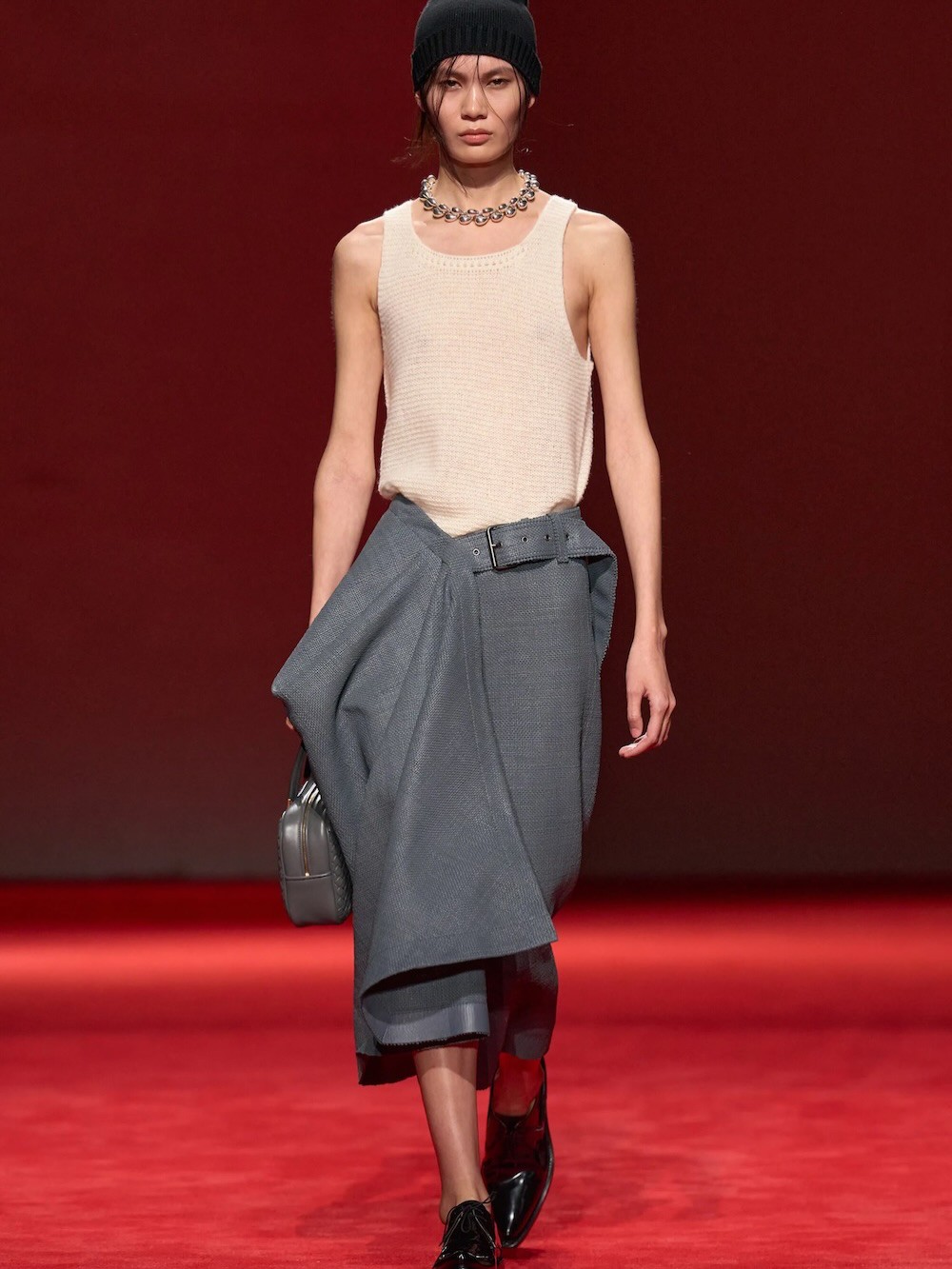 Hinh anh Bottega Vaneta Fall Winter 2026: Thảm đỏ của cấu trúc và chất liệu 7