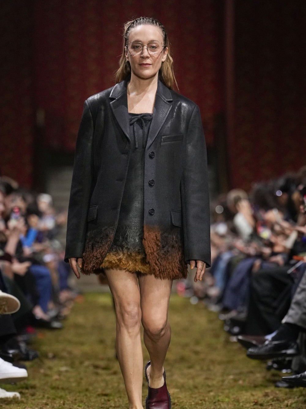 Hinh anh Miu Miu hồi sinh xu hướng băng đô Y2K hậu Paris Fashion Week 2026 20