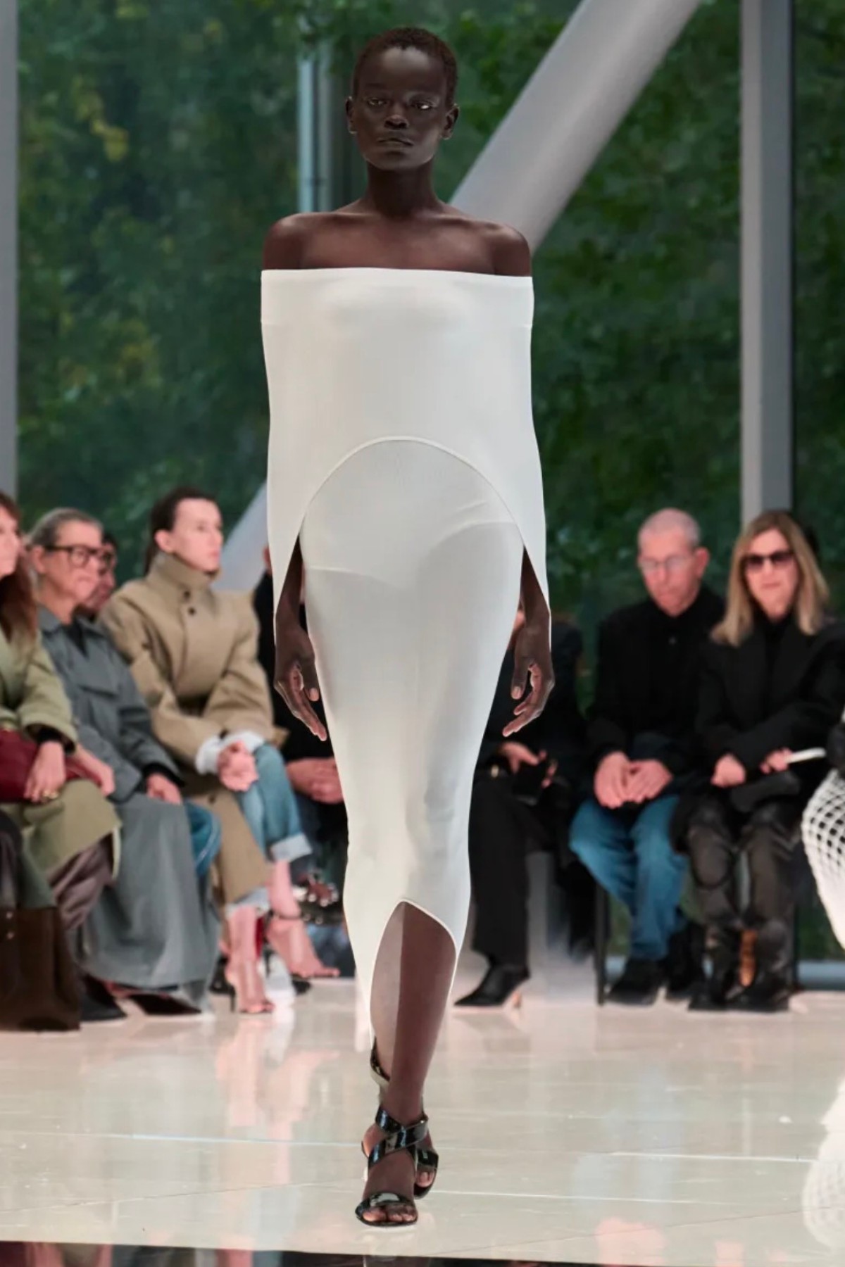 Hinh anh From runway to wardrobe: 3 xu hướng từ sàn diễn giúp định hình tủ đồ mới 5