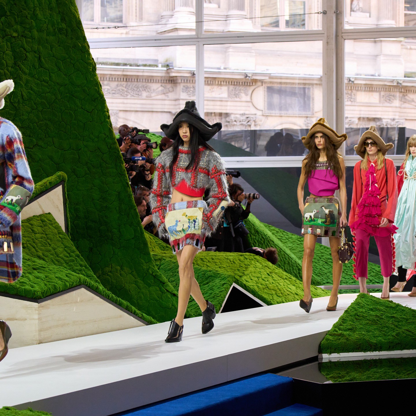 Hinh anh Louis Vuitton Thu Đông 2026: Hành trình thời trang giữa thiên nhiên siêu thực 2