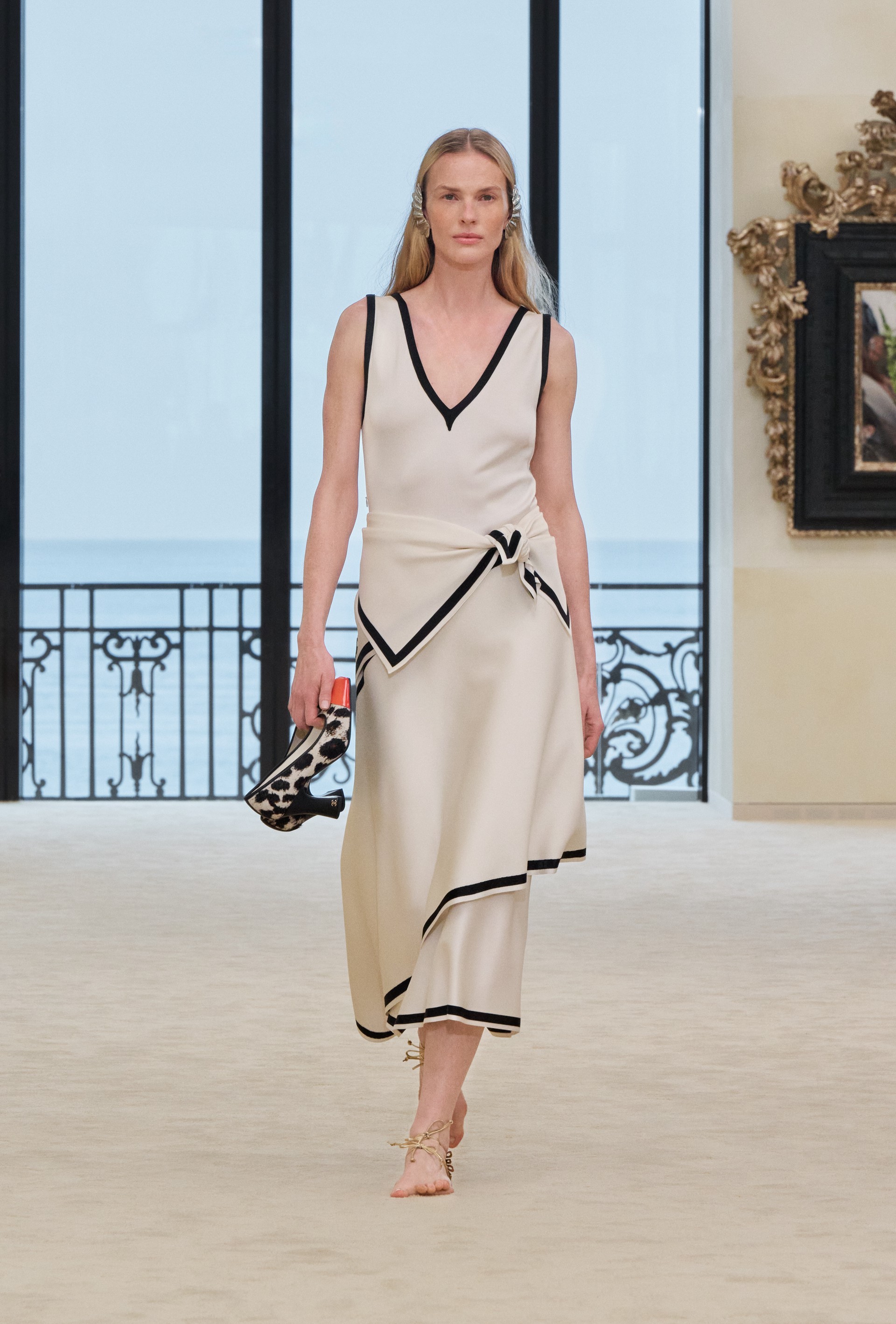 Hinh anh CHANEL Cruise 2026/27: Bản tuyên ngôn tự do từ bệ phóng Biarritz 13