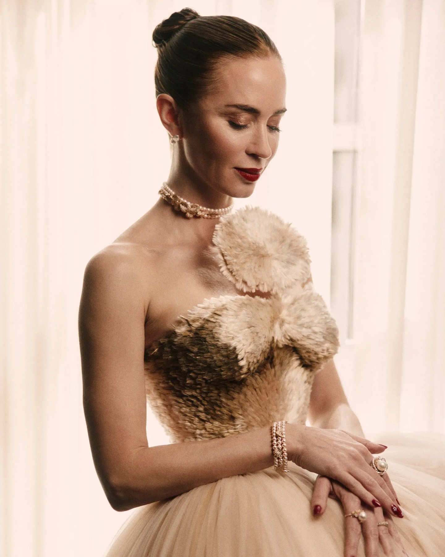 Hinh anh Nữ diễn viên Emily Blunt ‘phủ’ hơn 400 viên ngọc trai trên thảm đỏ The Devil Wears Prada 2 3