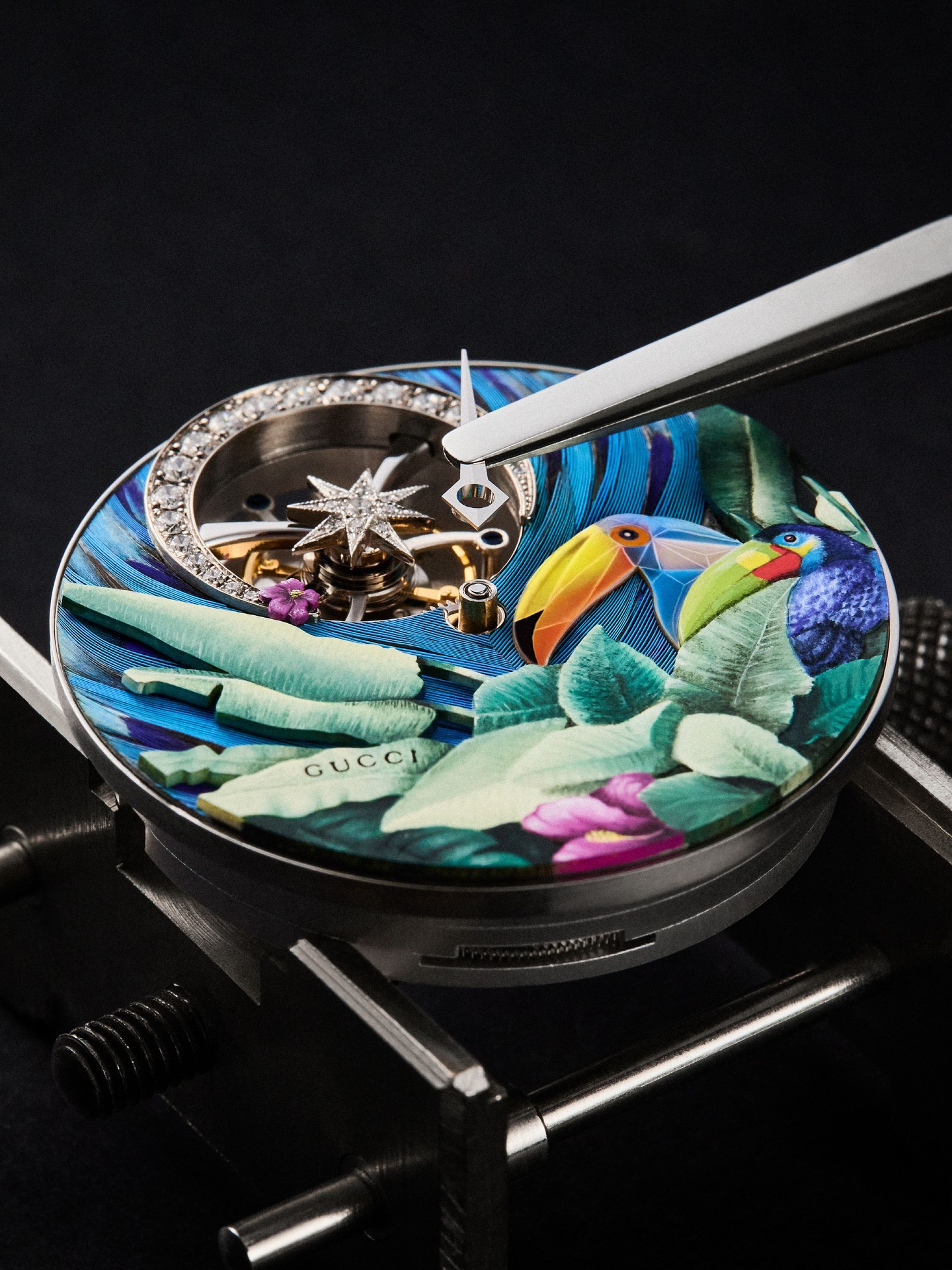 Hinh anh Di sản khăn lụa Gucci thành những tác phẩm High Watchmaking đầy nghệ thuật tại Watches & Wonders 2026 1