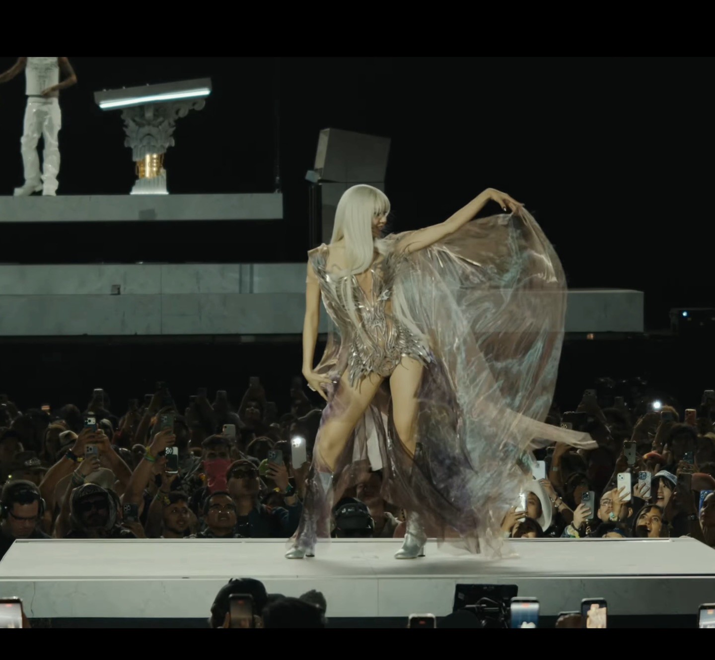 Hinh anh Lisa tại Coachella 2026: 'thiên thần sa ngã' chiếm trọn sân khấu 2