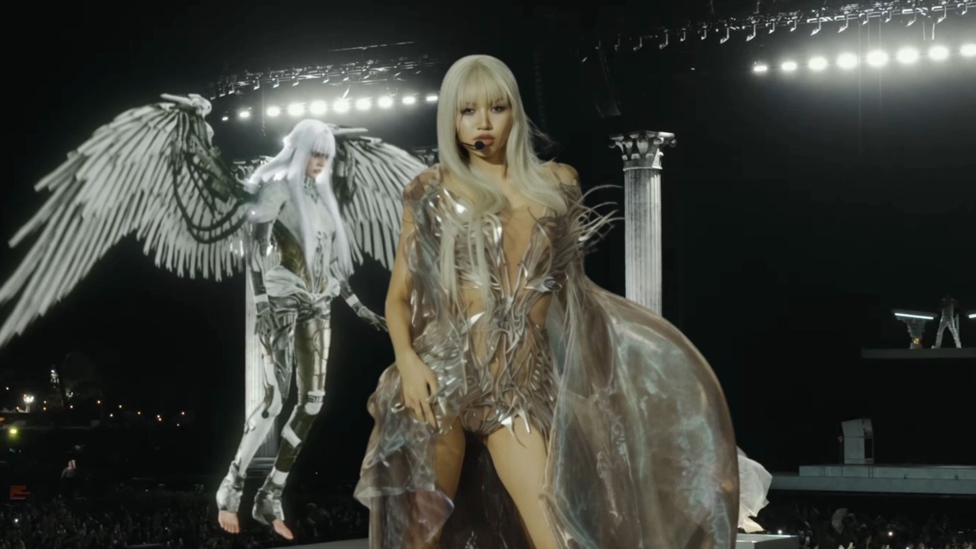 Lisa tại Coachella 2026: 'thiên thần sa ngã' chiếm trọn sân khấu