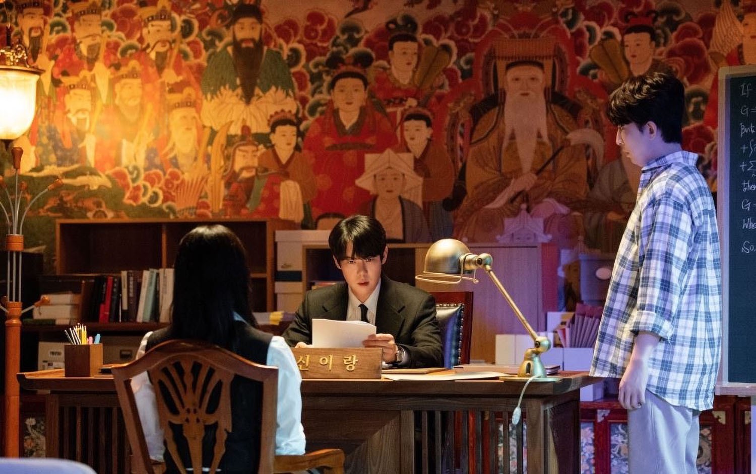 Hinh anh “Luật sư bóng ma”: Yoo Yeon Seok "lột xác" trong phiên tòa tâm linh 4