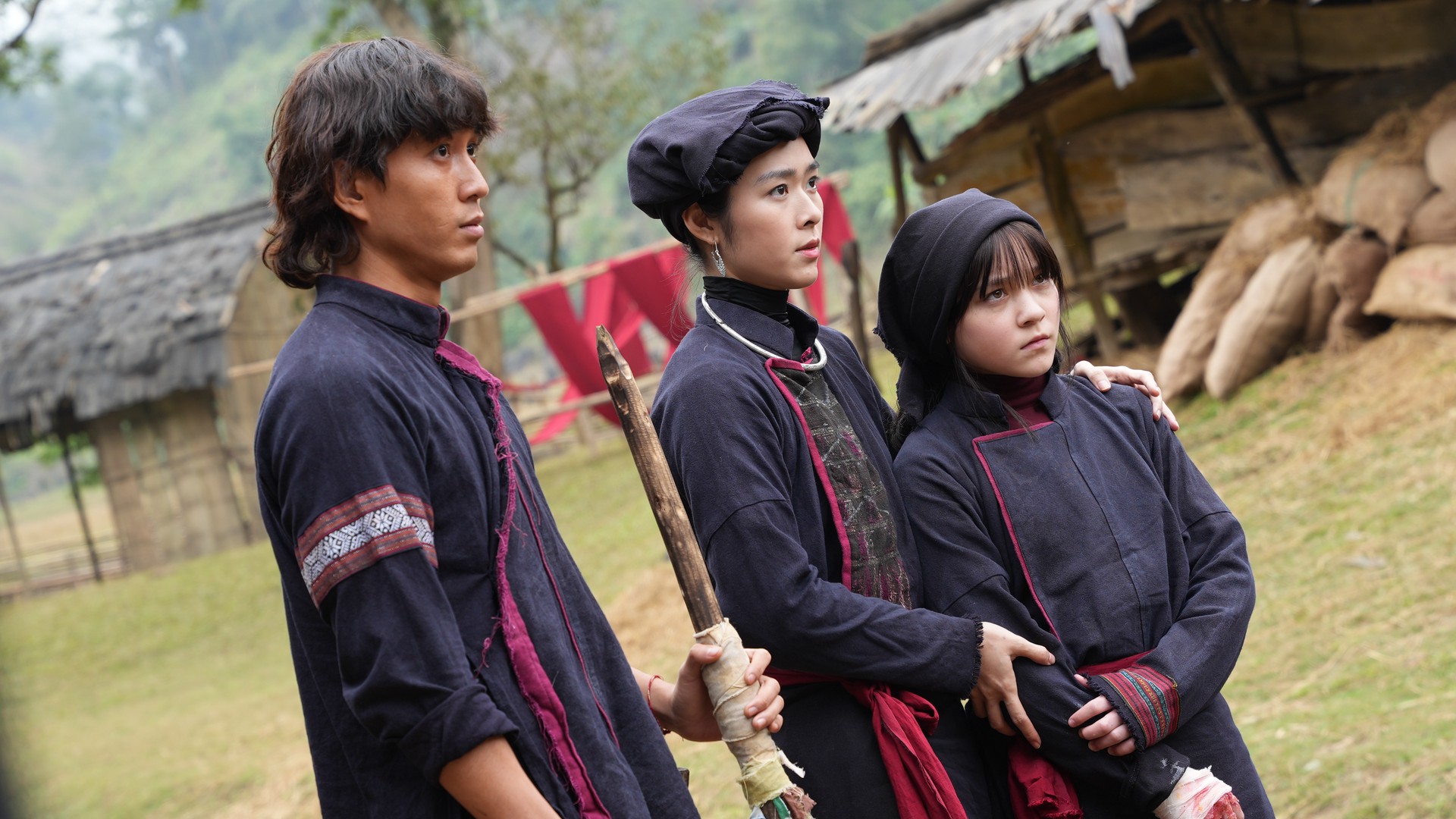 Hinh anh Khi phim ra mắt, tạo hình bà Huỳnh nhận được nhiều phản hồi tích cực từ khán giả là một niềm vui lớn đối với toàn bộ ekip. Đó cũng là sự ghi nhận cho quá trình làm việc rất dài, rất kỹ và đầy tâm huyết của bộ phận hóa trang. 2