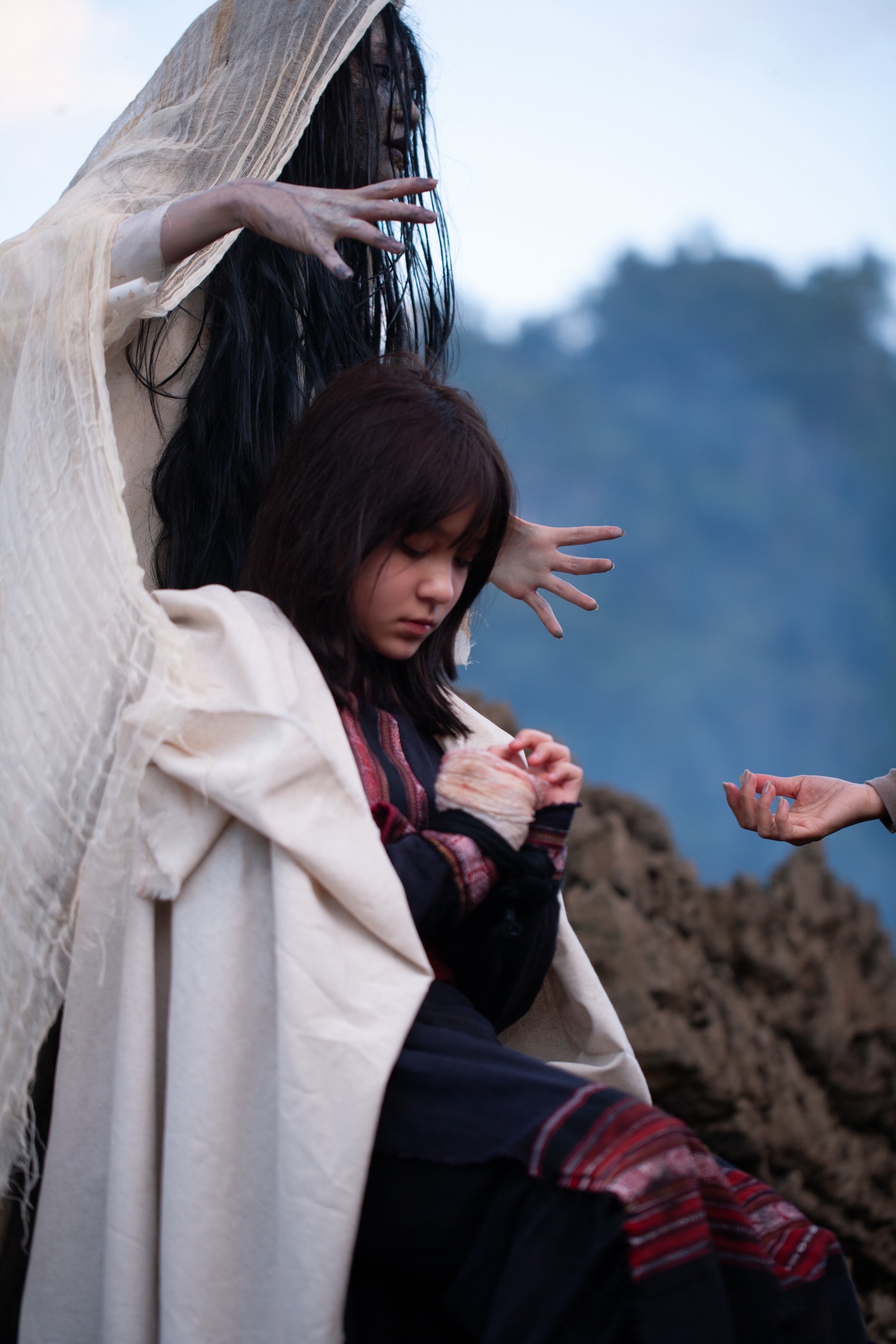 Hinh anh Hậu trường hóa trang 'nỗi sợ' qua lời kể của ekip 'Phí phông: Quỷ máu rừng thiêng' 4