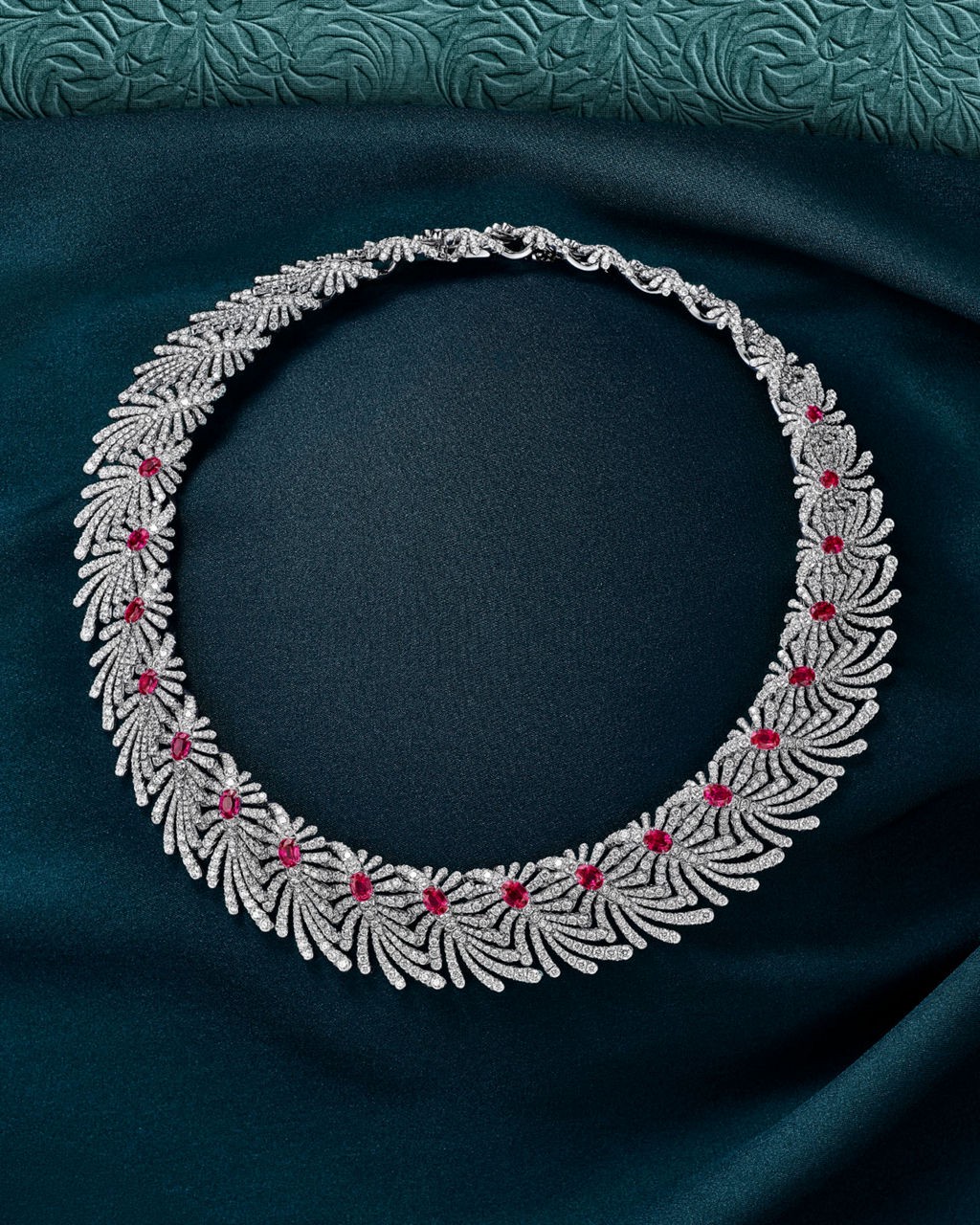 Hinh anh Câu chuyện Twin Bud khơi gợi lại những họa tiết di sản đặc trưng của Jean Schlumberger, được tái hiện qua những dải bạch kim uốn lượn mềm mại, đan xen tinh xảo như dây leo. 2