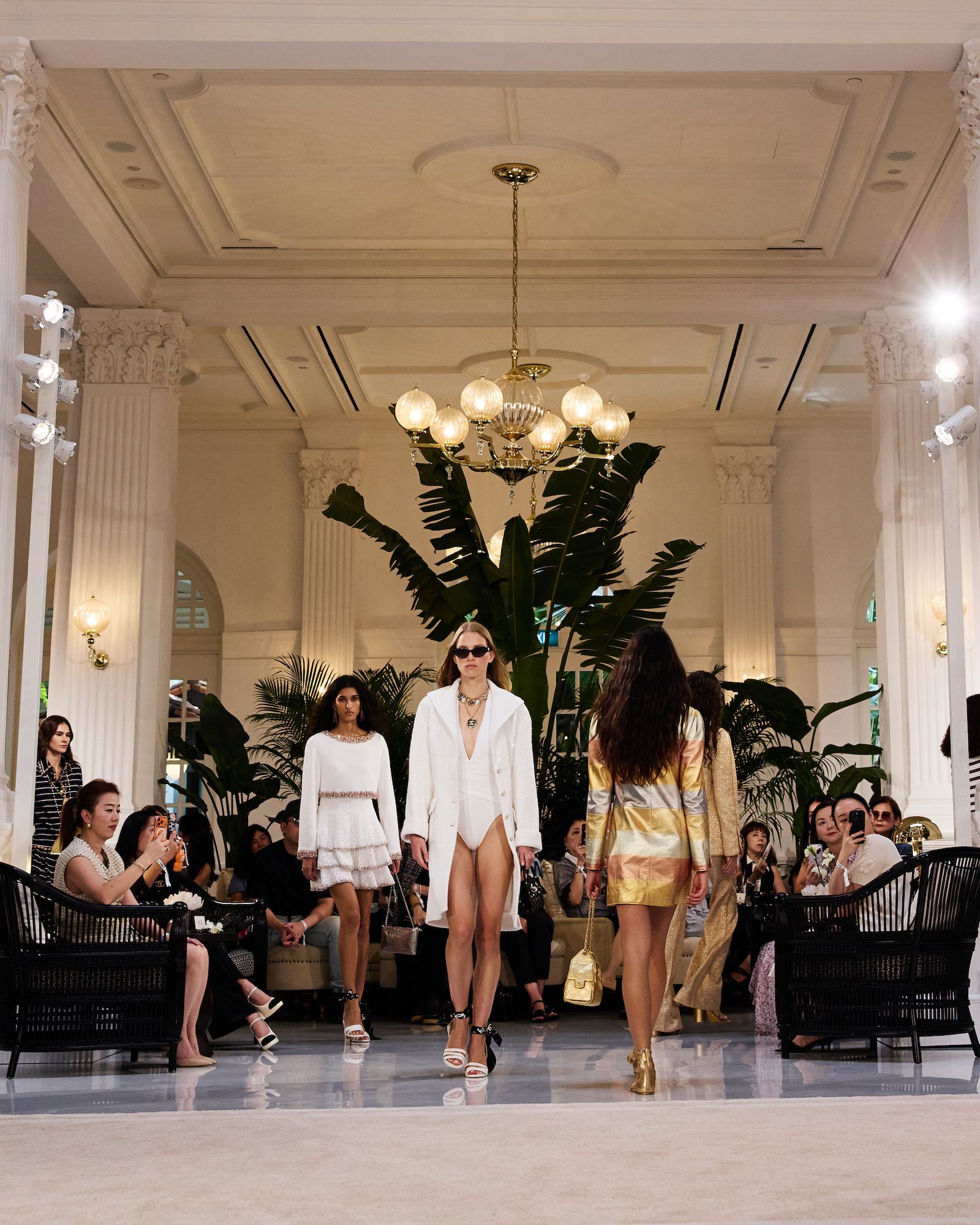 Hinh anh Biarritz đã trở thành một phần không thể thay thế trong lịch sử CHANEL. Chúng tôi rất hân hạnh khi Matthieu Blazy lựa chọn vùng đất thân thuộc này để gửi gắm tầm nhìn đầu tiên của anh cho bộ sưu tập Cruise. 8