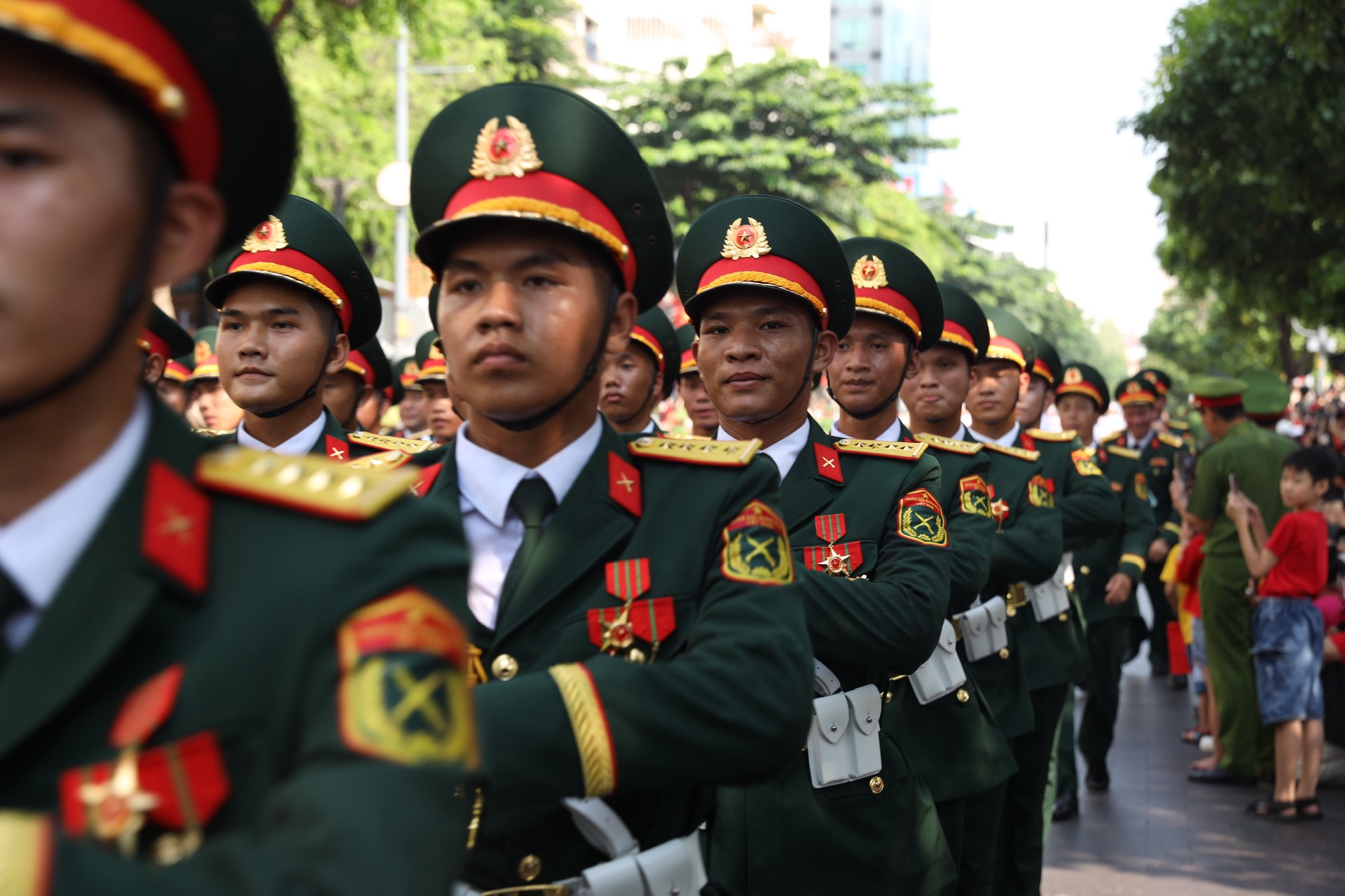 Hinh anh Trở về ngày này năm trước: khi thành phố chuyển mình trong nhịp bước hành quân 5