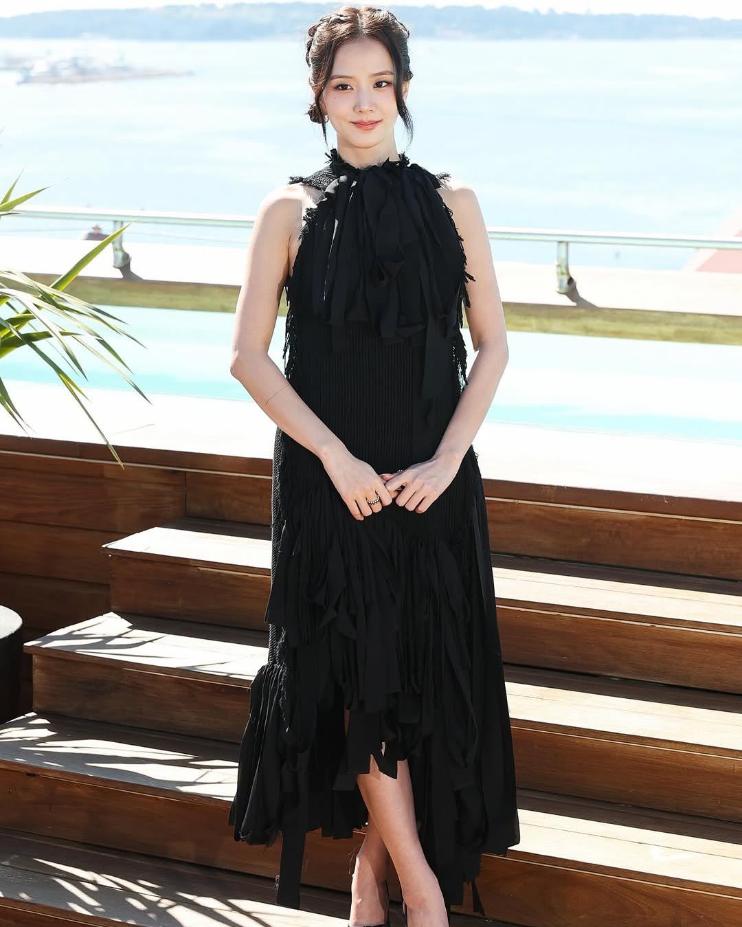 Hinh anh Dior và ngôn ngữ tối giản của Jisoo tại Canneseries 2026 1