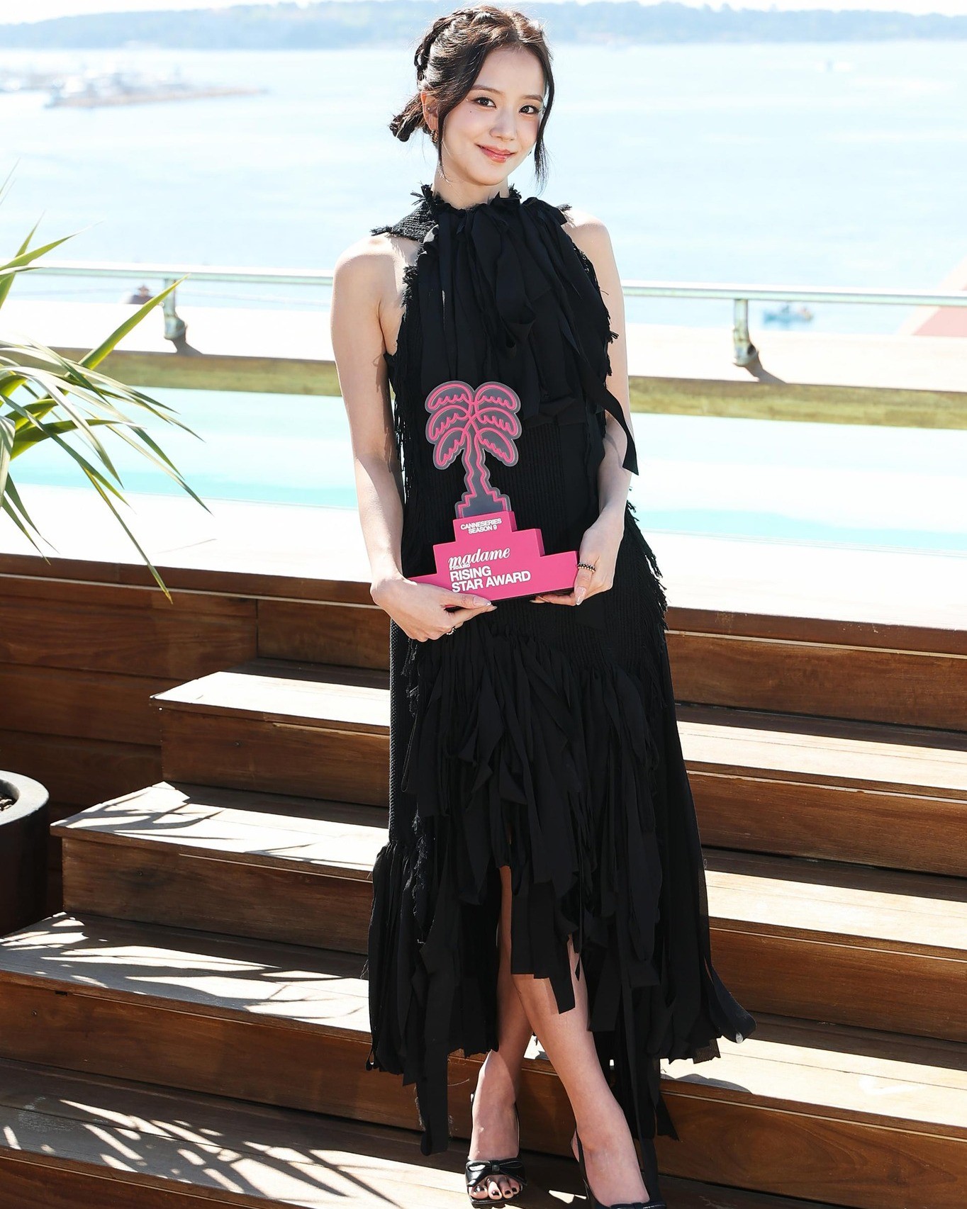 Hinh anh Dior và ngôn ngữ tối giản của Jisoo tại Canneseries 2026 2