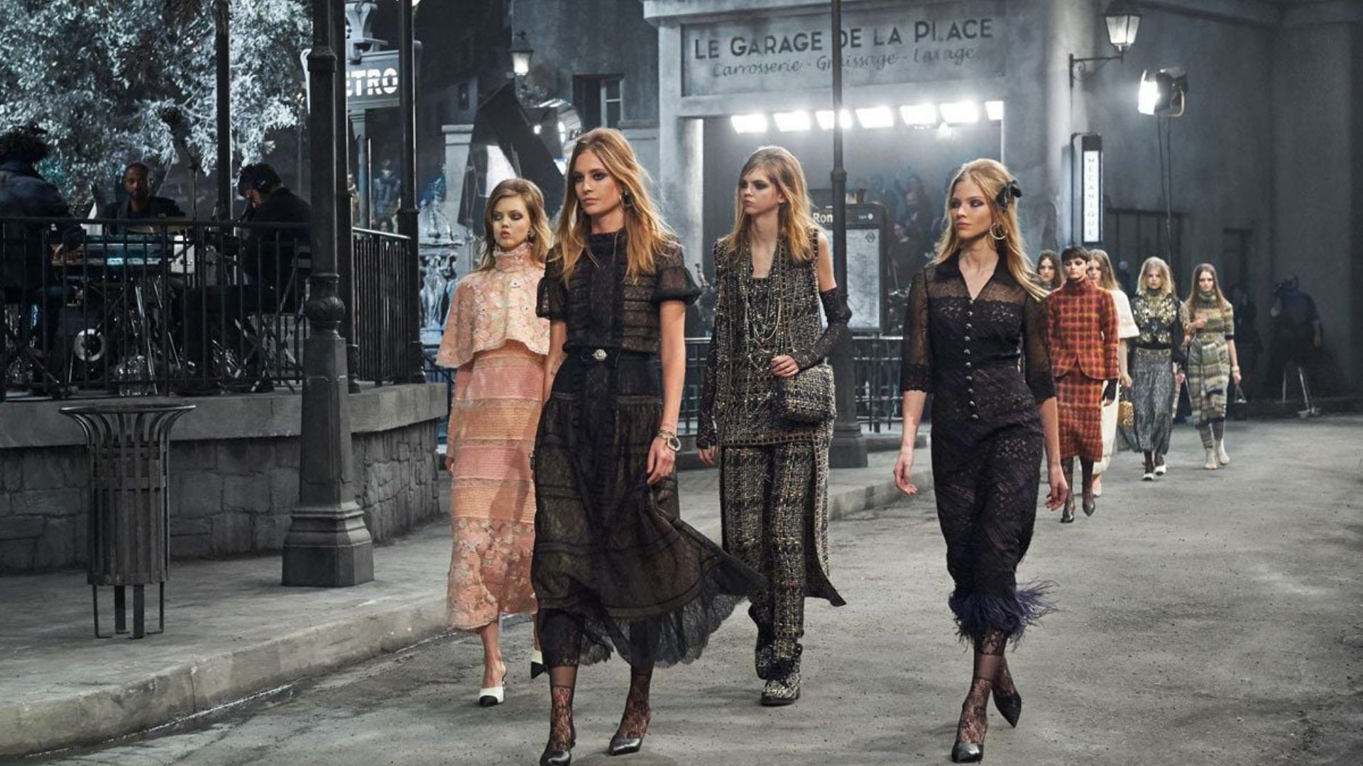 Hinh anh Chanel đặt Métiers d’art 2027 giữa những bóng đổ cổ điển của Rome 3