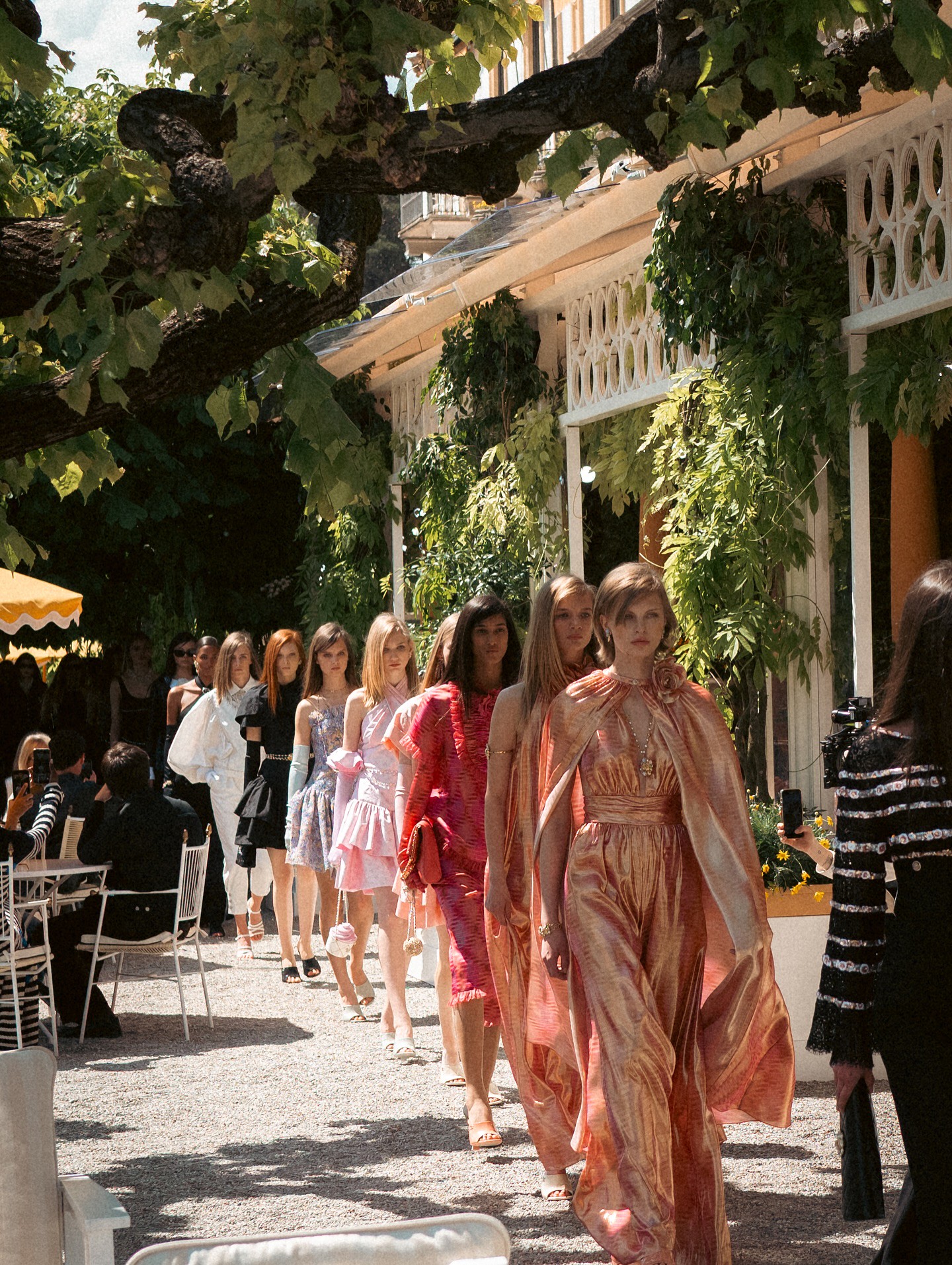 Hinh anh Chanel đặt Métiers d’art 2027 giữa những bóng đổ cổ điển của Rome 4