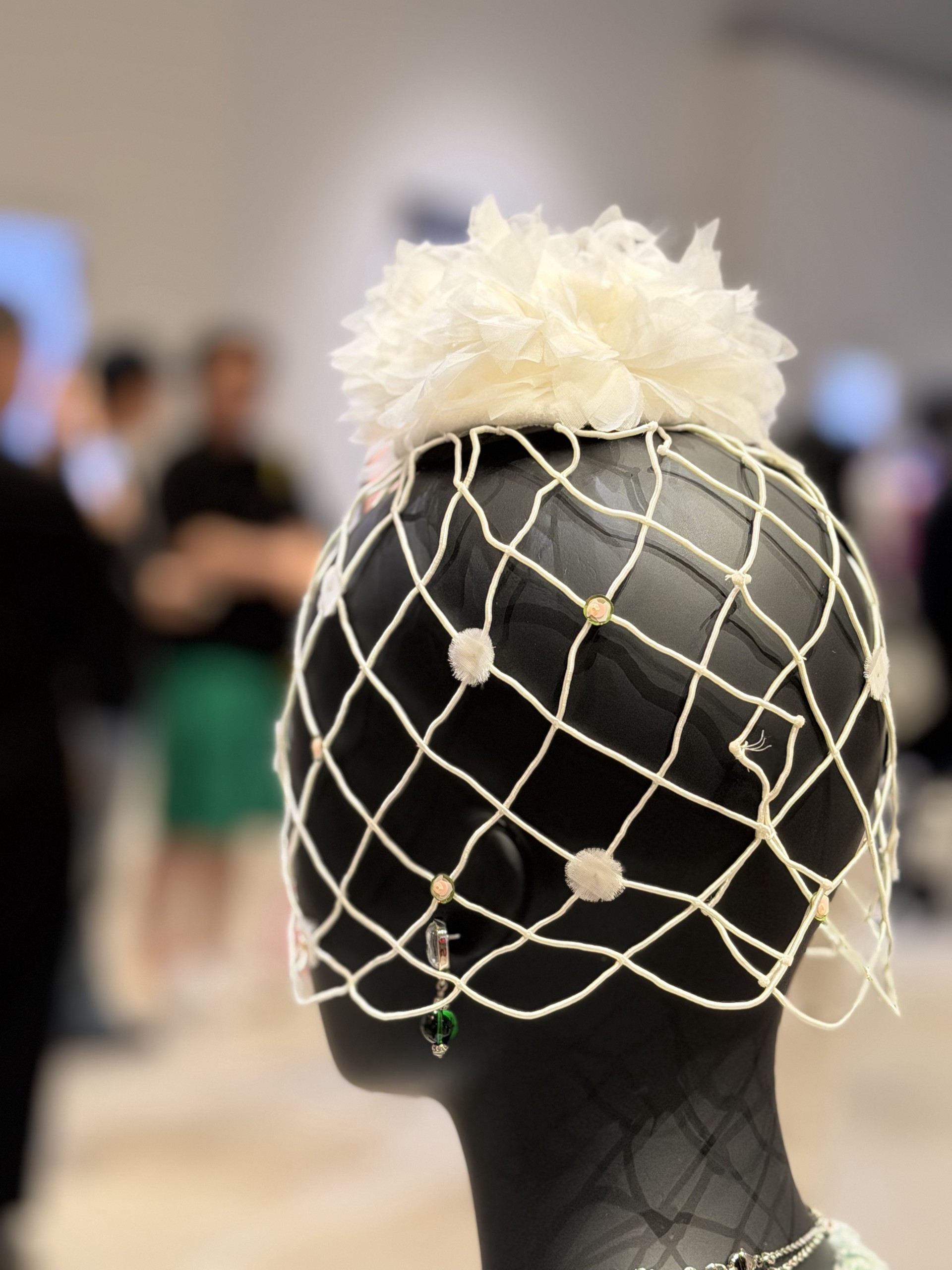 Hinh anh CHANEL Métiers d’art 2026 tại Seoul: Cuộc “di cư” của hệ phụ kiện CHANEL vào lòng đô thị  11