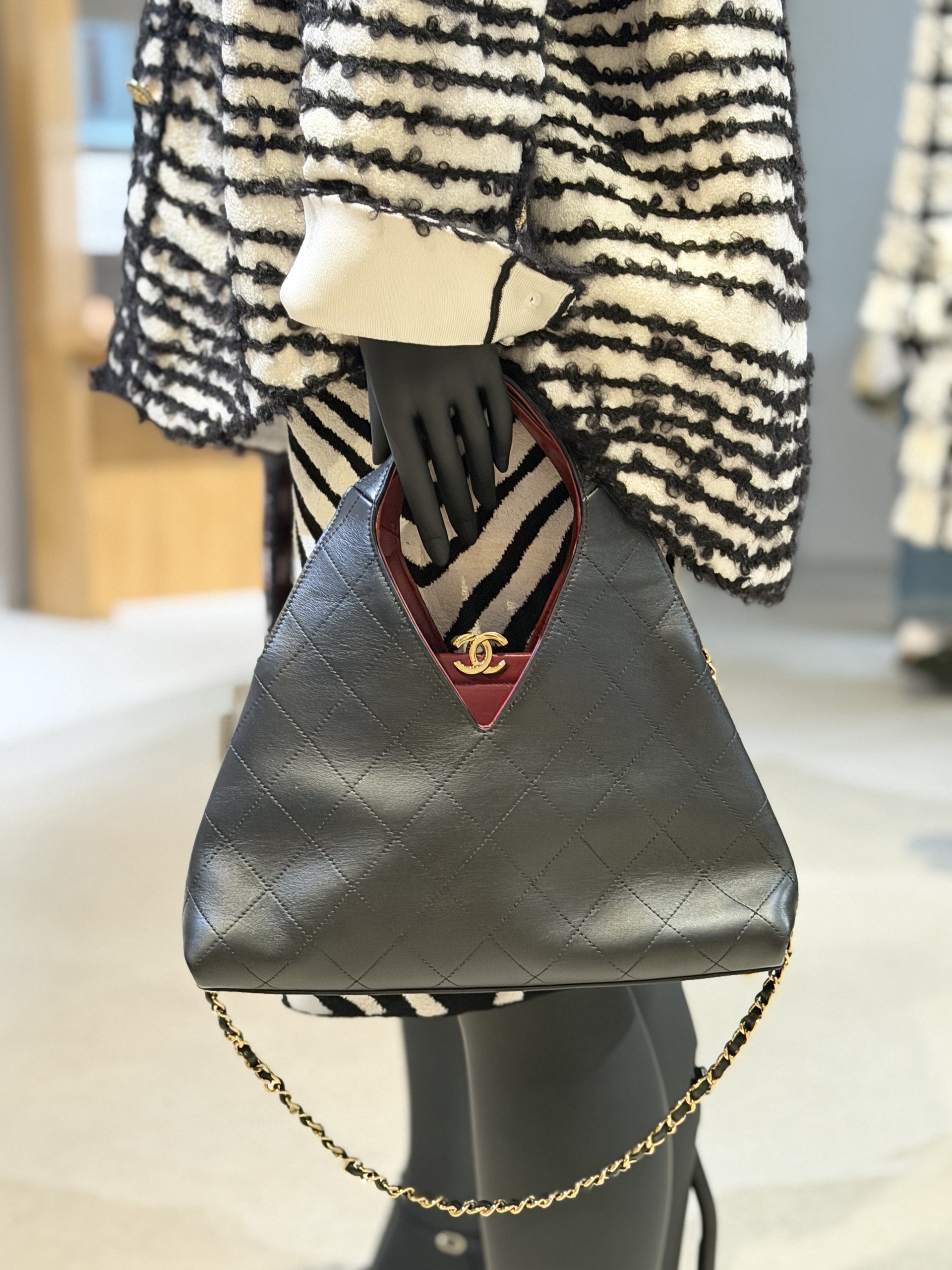 Hinh anh CHANEL Métiers d’art 2026 tại Seoul: Cuộc “di cư” của hệ phụ kiện CHANEL vào lòng đô thị  8