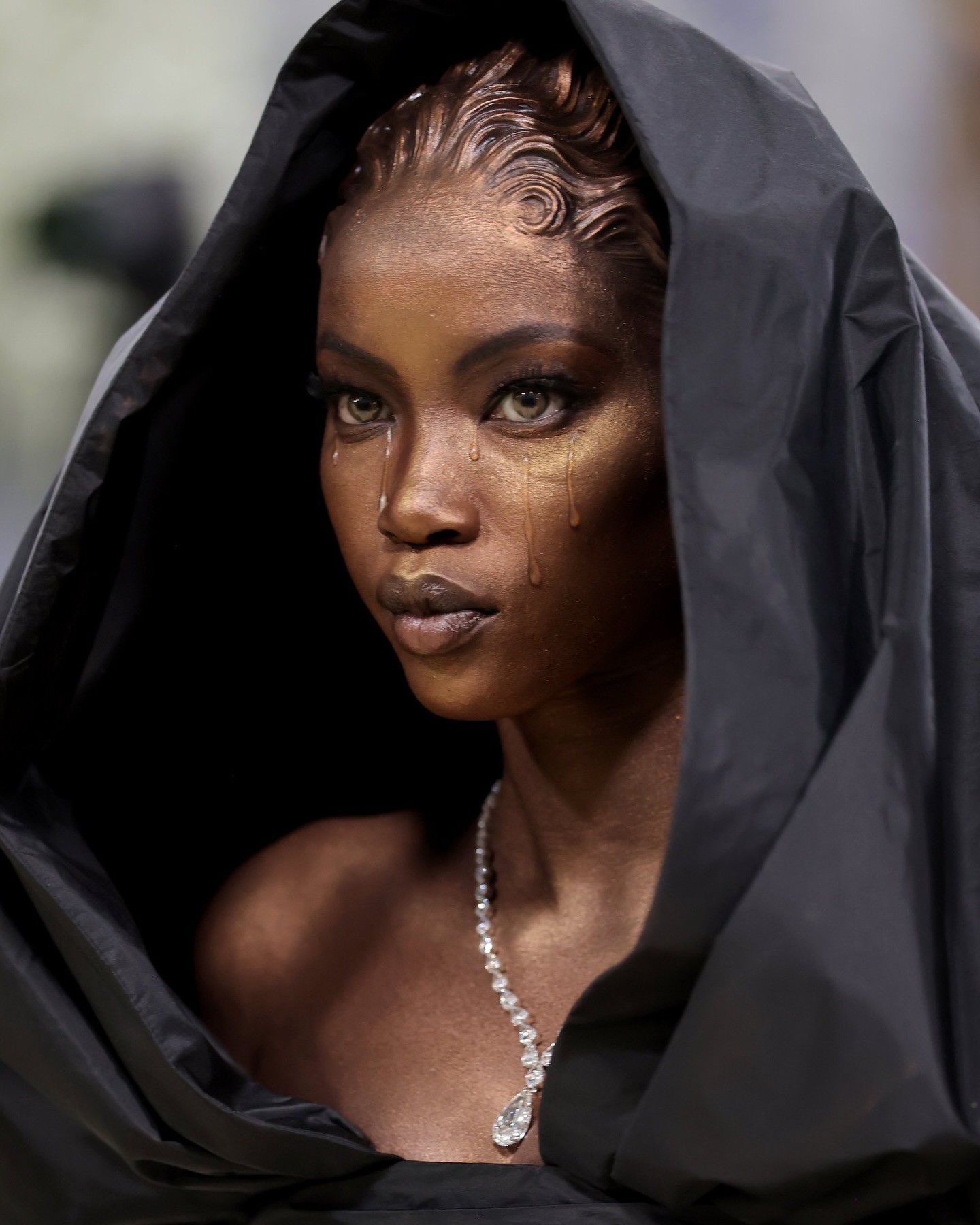 Hinh anh Chủ đề “Costume Art” được diễn giải như thế nào qua các lớp trang điểm tại Met Gala 2026? 2
