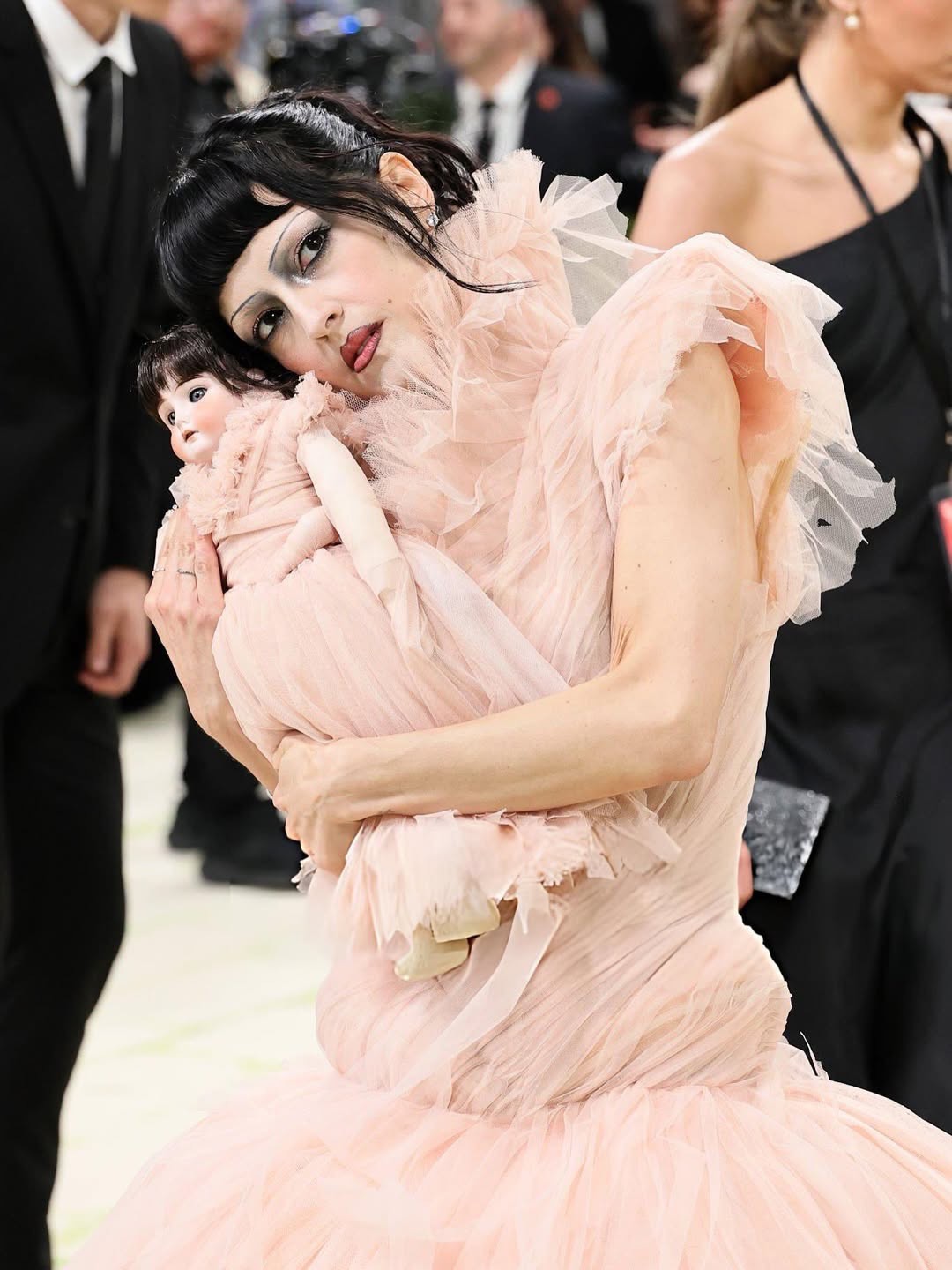 Hinh anh Chủ đề “Costume Art” được diễn giải như thế nào qua các lớp trang điểm tại Met Gala 2026? 6