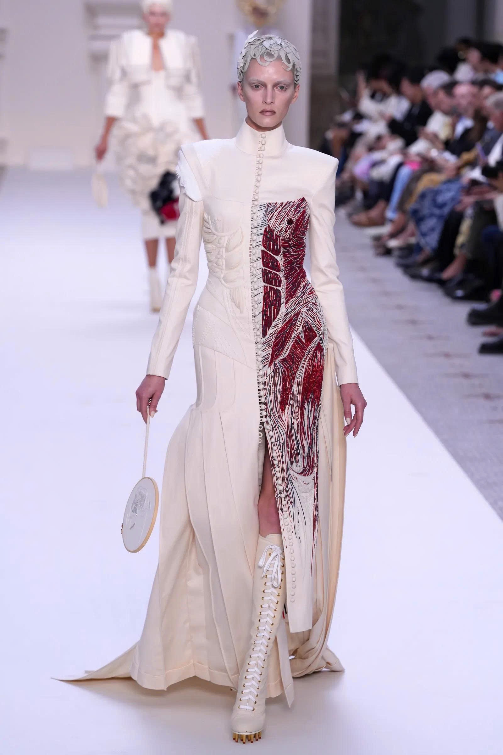 Hinh anh Met Gala 2026: Khi thời trang được đặt lên bàn cân cùng nghệ thuật đích thực  11