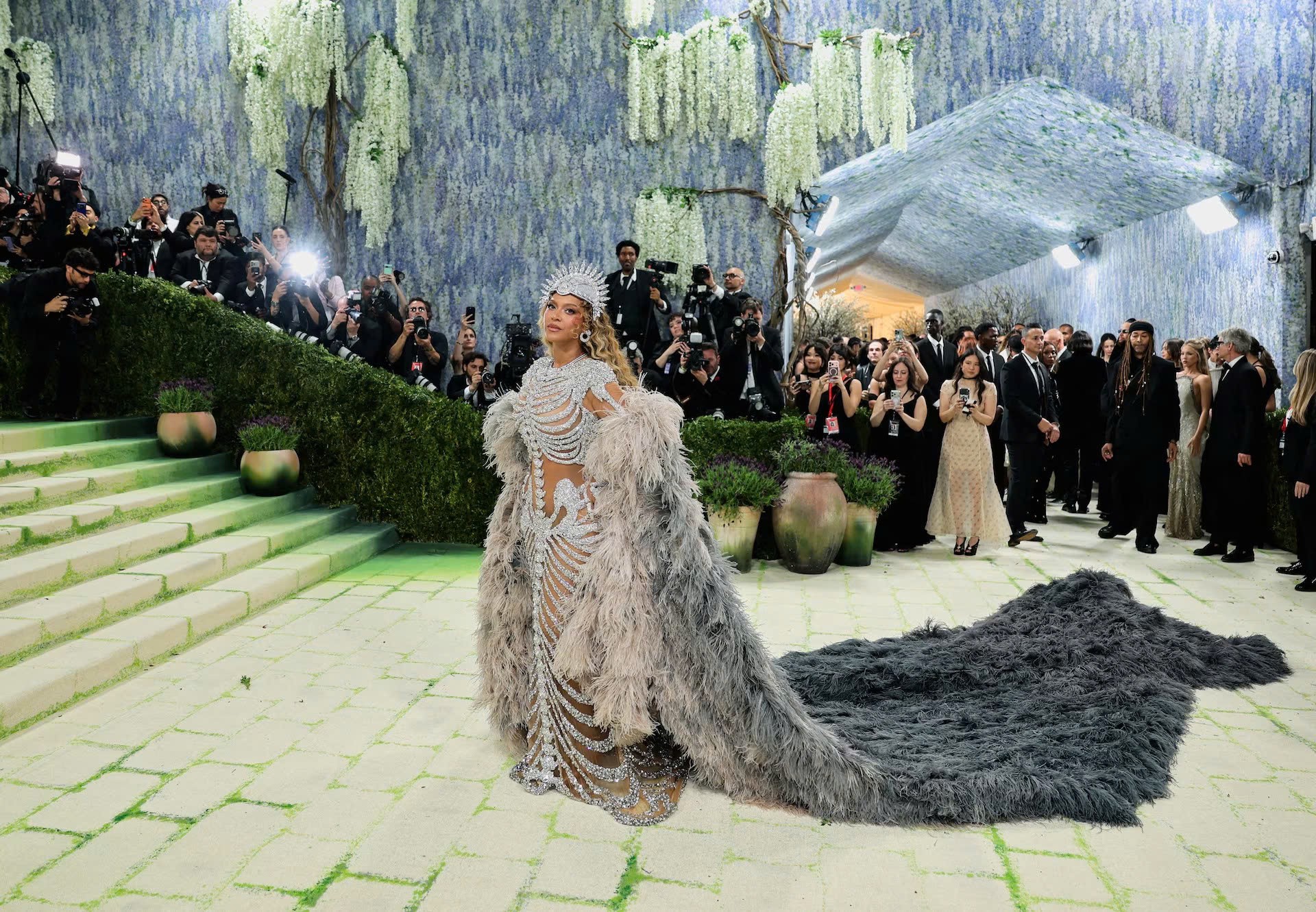 Hinh anh Thảm Met Gala 2026 "không còn đỏ": Lối đi "vườn đá" và bản giao hưởng của những tác phẩm nghệ thuật sống 5